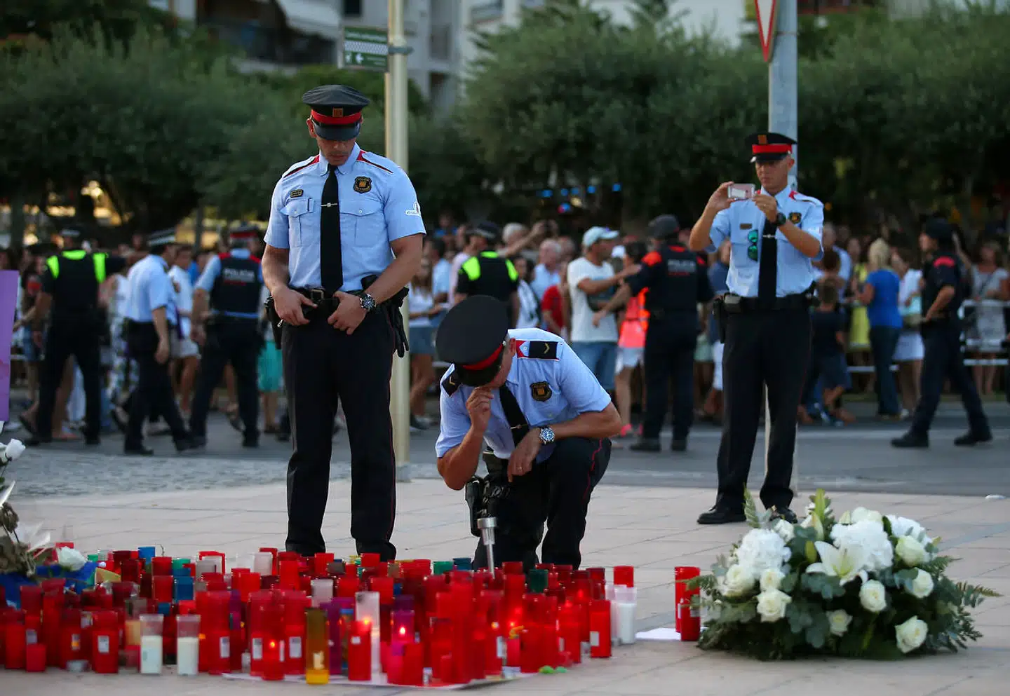 Medlemmer af det catalanske selvstyrepoliti, Mossos d'Esquadra, deltager i en mindehøjtidelighed i Cambrils få dage efter attentaterne i august 2017.