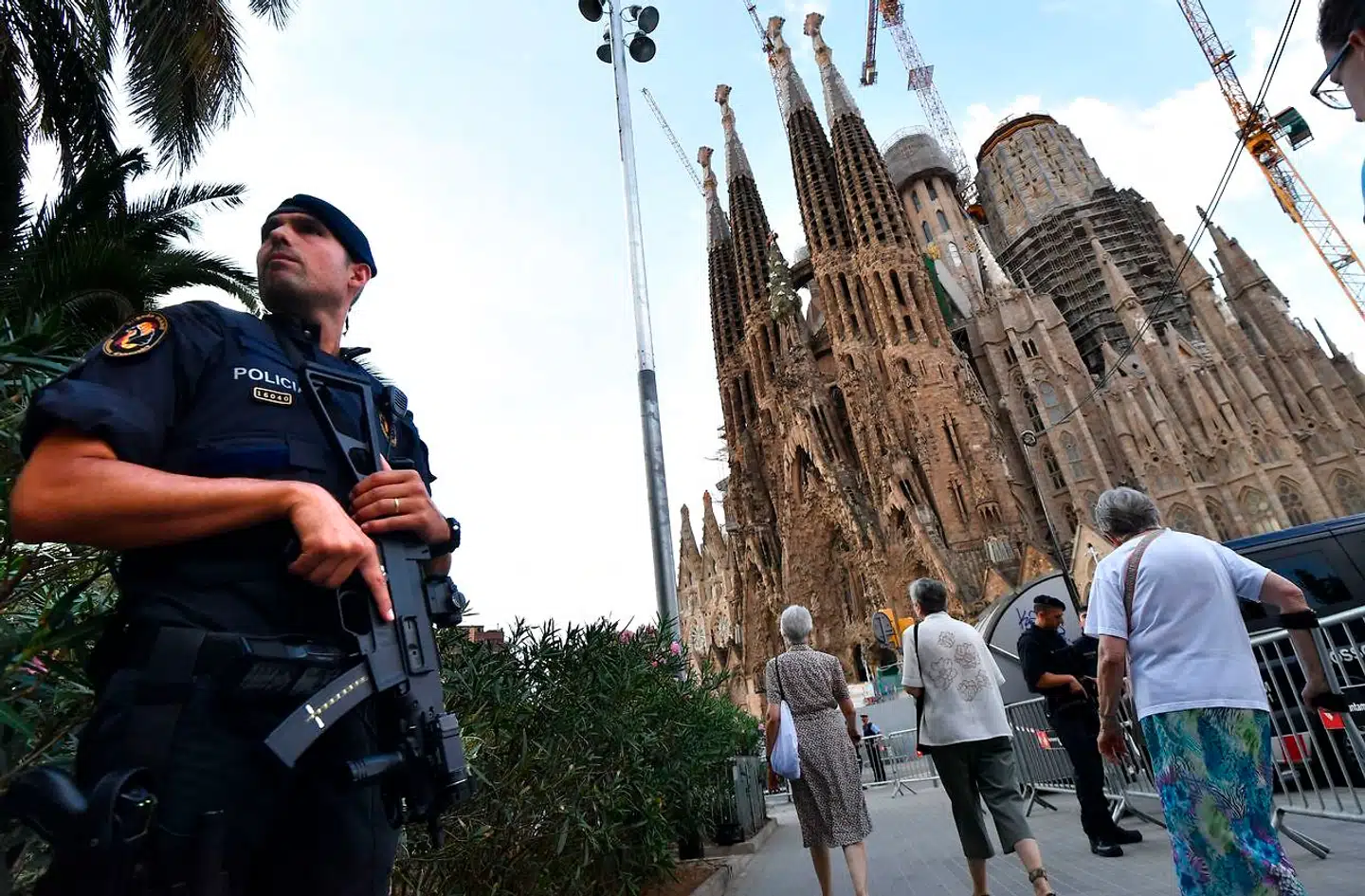 En betjent bevæbnet med et automatisk våben holder vagt ved Sagrada Familia-kirken i Barcelona, som terroristerne på Ramblas og i Cambrils også havde planer om at angribe.