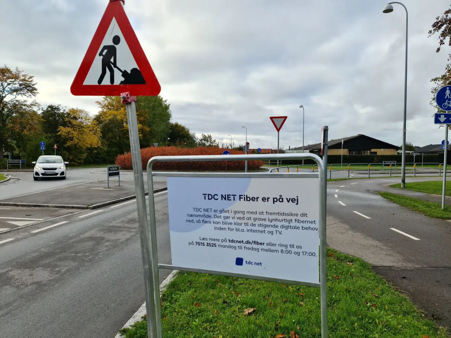 TDC Net har ligesom energiselskaberne travlt med at grave nye fiberkabler ned overalt i Danmark for at være først i de enkelte områder og siden leje forbindelsen ud til internetudbydere som Fastspeed og Telenor. Men udbyderne må vente på, at TDCs teknikere kobler kunderne på, og gang på gang er aftalerne blevet aflyst i sidste øjeblik.