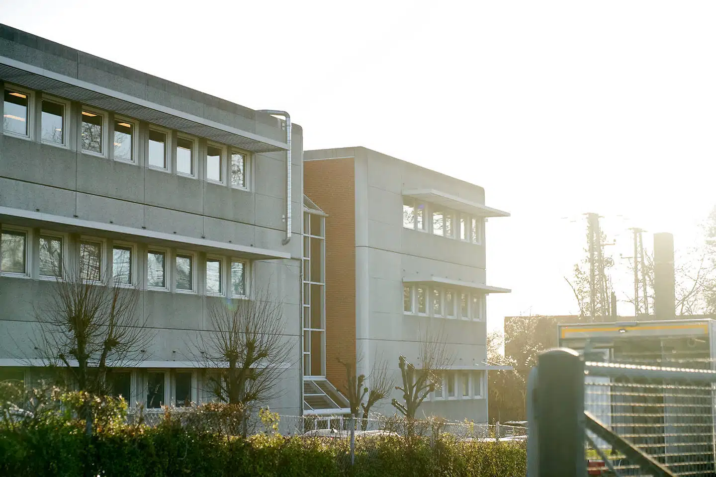 Det var fra denne grå kontorbygning, at der blev kaldt til »ulovlig« fredagsbøn.