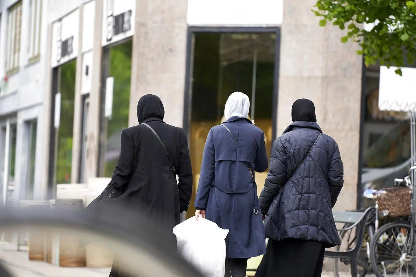 »Det kan være, at det bare er for sjov. Men når vi antyder, at racisme kan være hyggeligt, er vi med til at gøre racisme legitimt. Det lukker også ofte ned for at kunne sige fra over for racismen – så ødelægger man den ønskede (eller påståede) hygge,« skriver Mira C. Skadegård.