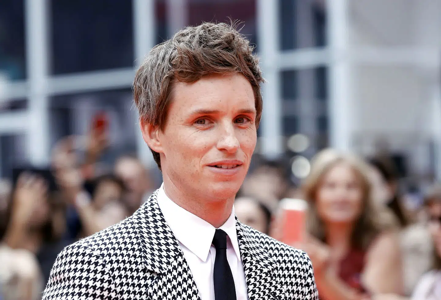 I denne uge har den engelske, selverklærede heteroseksuelle skuespiller Eddie Redmayne nu undskyldt, at han for seks år siden spillede hovedrollen, den transkønnede dansker Lili Elbe, i filmen »The Danish Girl«