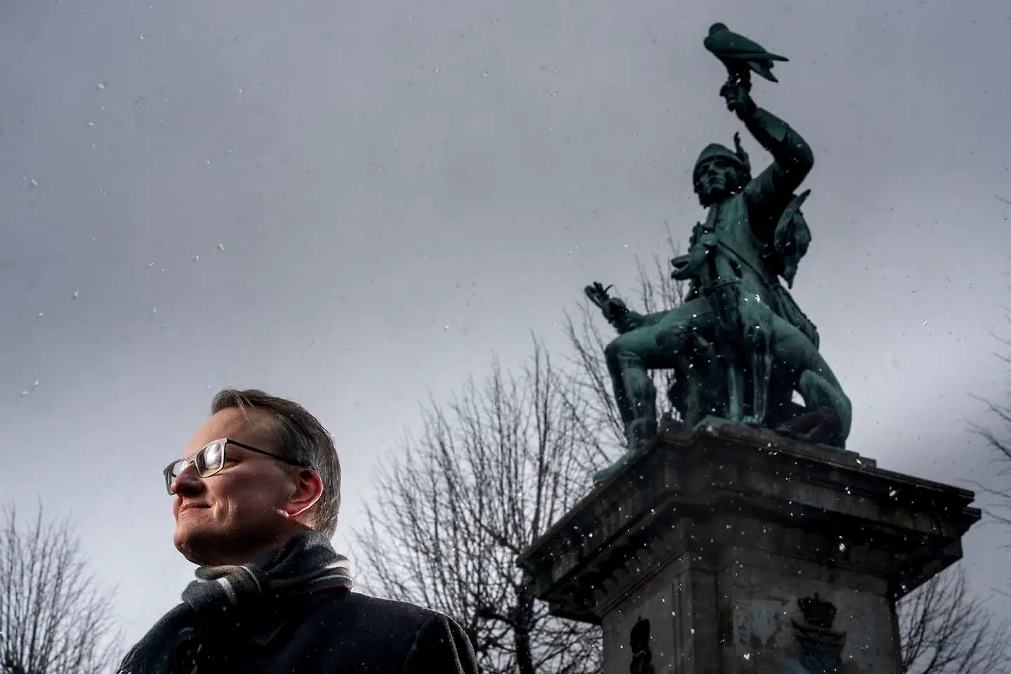 Nikolaj Bøgh fotograferet på Skt. Thomas Plads på Frederiksberg i skyggen af den ene af de to såkaldte prydbrønde, den med en falkonér.