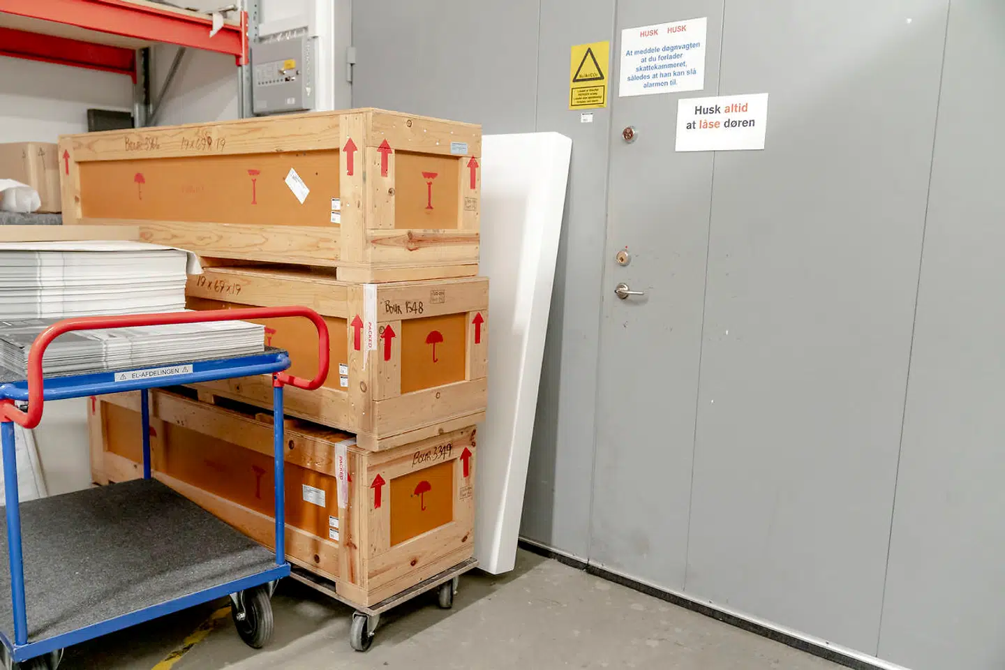 »Her ligger tre skulpturer af Louise Bourgeois. Det er ikke særlig sexet at kigge på, men et skatkammer, hvor nogle værker ligger i kasser, pakket ind efter alle kunstens regler.«