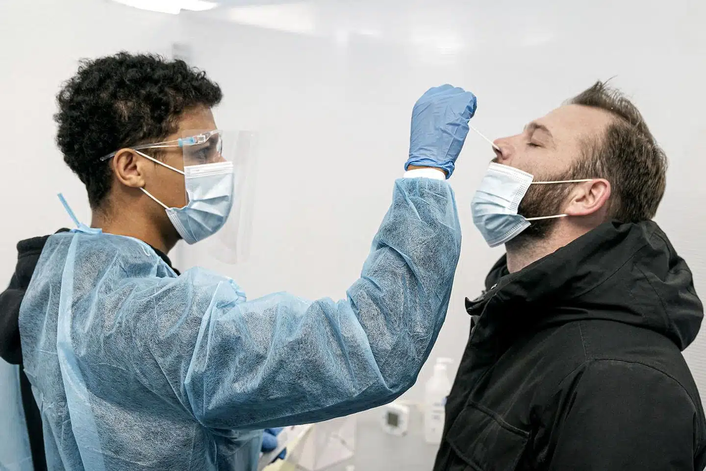 En københavner bliver kviktestet på testcenteret på Frue Plads i København.