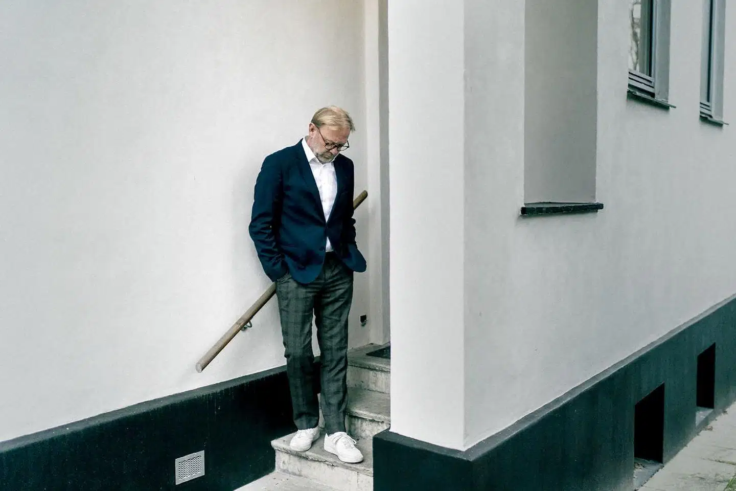 »Flere ting kan være rigtige på samme tid: Dyrby var åbenlyst krænker. Men han er mere end det. Han er også en afholdt leder. Og undervejs har han været udsat for digital krænkelse, da hans nøgenbilleder var i omløb. Paradoksalt nok offer for den kultur, han selv faciliterede og betjente sig af,« skriver Andreas Gylling Æbelø.