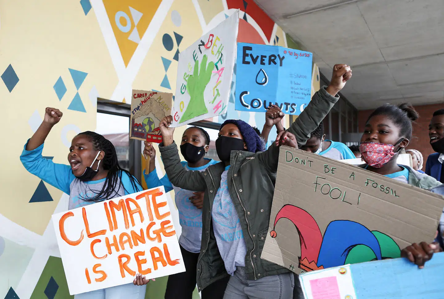 Med de analyser, som Søren Mau og Regina Becker-Schmidt leverer, kan man forstå, hvorfor kvinder i Afrika kalder til kamp mod klimaforandringer og neokolonialistiske tiltag, mener Susanne Possing. På billedet ses unge klimaktivister i Cape Town, Sydafrika.
