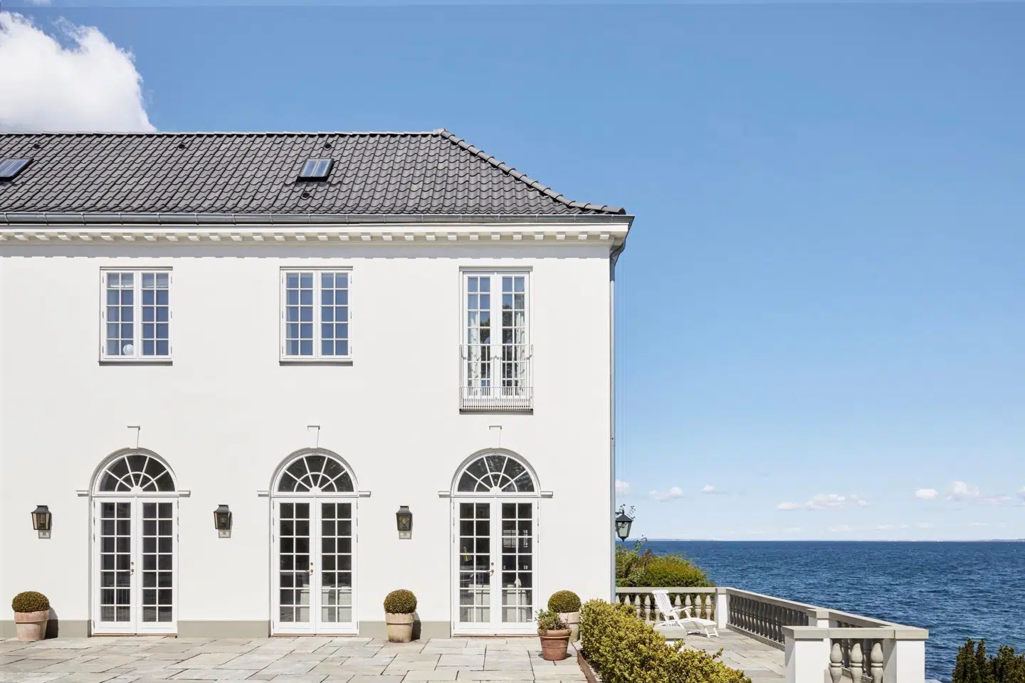 Den tidligere liebhavermægler Jan Fog ejede ejendomme på Strandvejen 632 frem til sin død i 2015. Siden er villaen blevet totalrenoveret af nye ejere, som netop har solgt den for 51 millioner kroner. Foto: Ivan Eltoft Nielsen