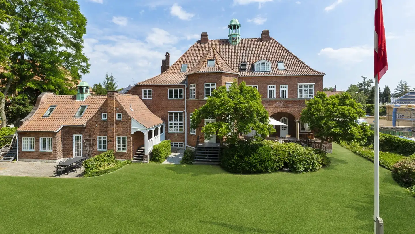 Salget af Svanemøllevej 41 for 62 millioner kroner har sikret det røde murermesterpalæ pladsen som årets dyreste villahandel. Foto: Elbæks Ejendomsmægler