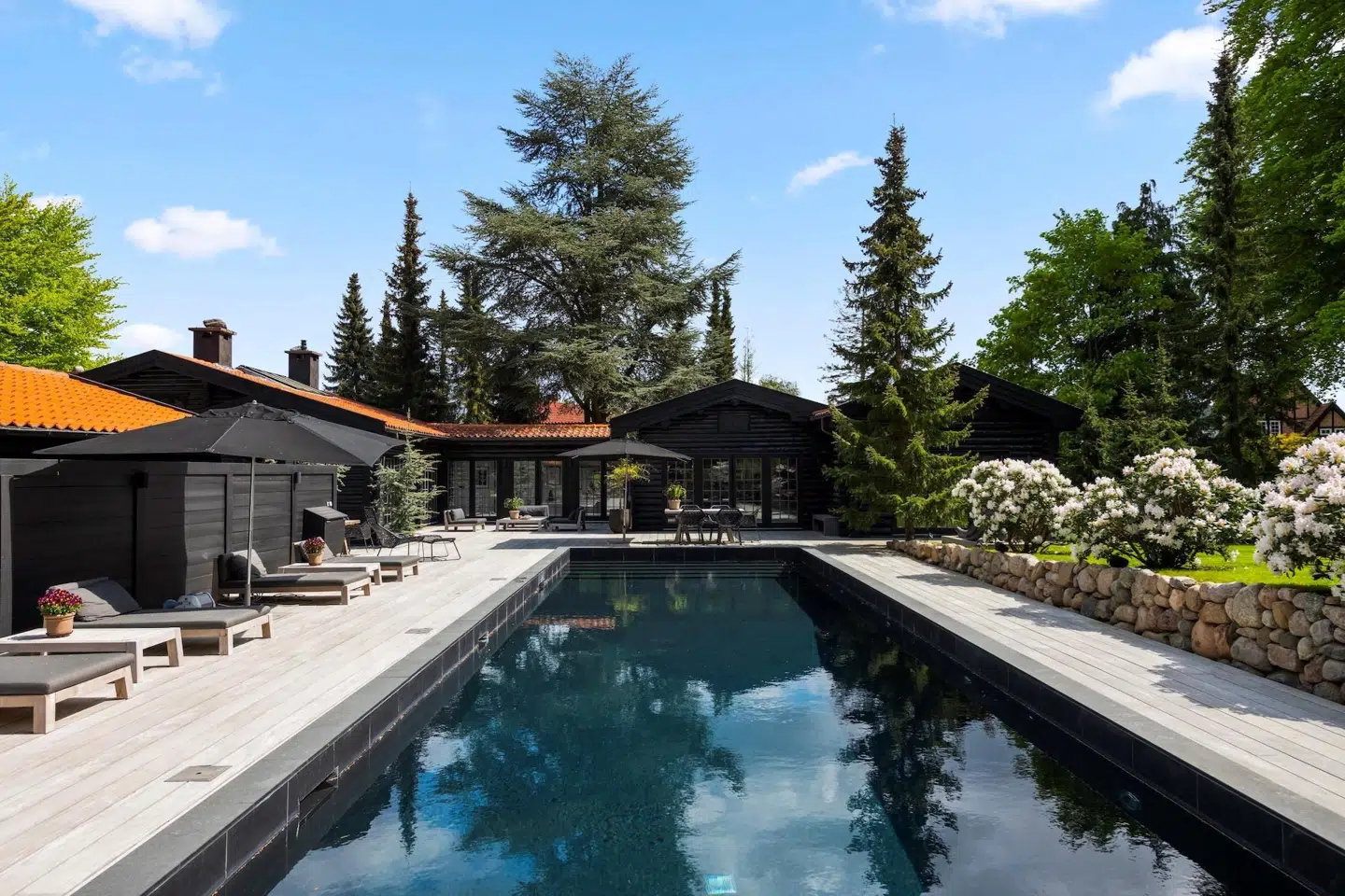 Klampenborgvej 35C har tidligere optrådt på Boligas top fem over årets dyreste bolighandler. Det var i 2016, hvor den blev solgt for 27,7 millioner kroner. Siden har der været næsten dobbelt op på prisen, da bjælkehuset netop er blevet handlet til 53 millioner kroner. Foto: Ivan Eltoft Nielsen