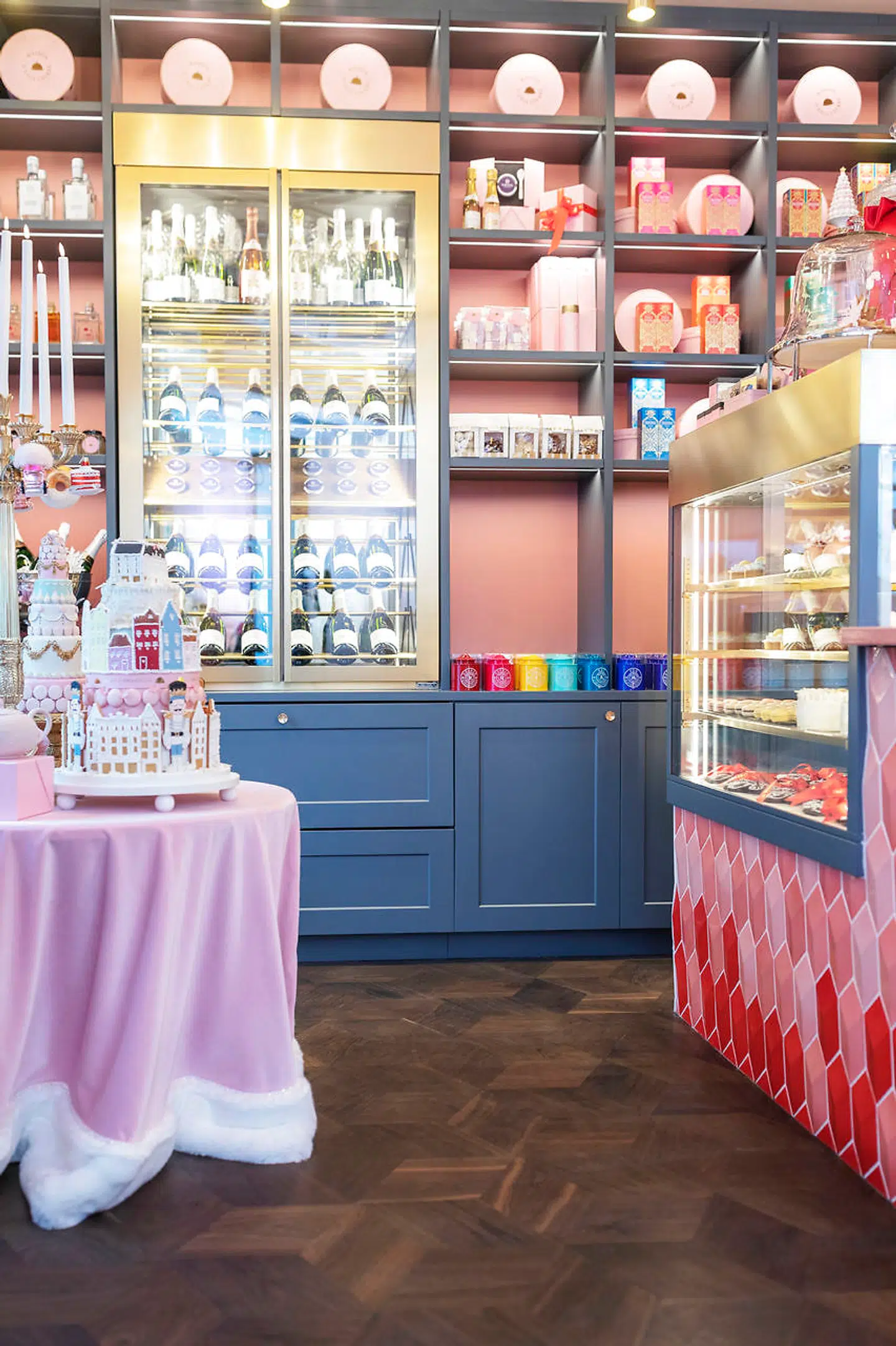 Man kan blandt andet købe champagne, te, gin og kager med hjem fra butikken, der har været undervejs i et stykke tid.