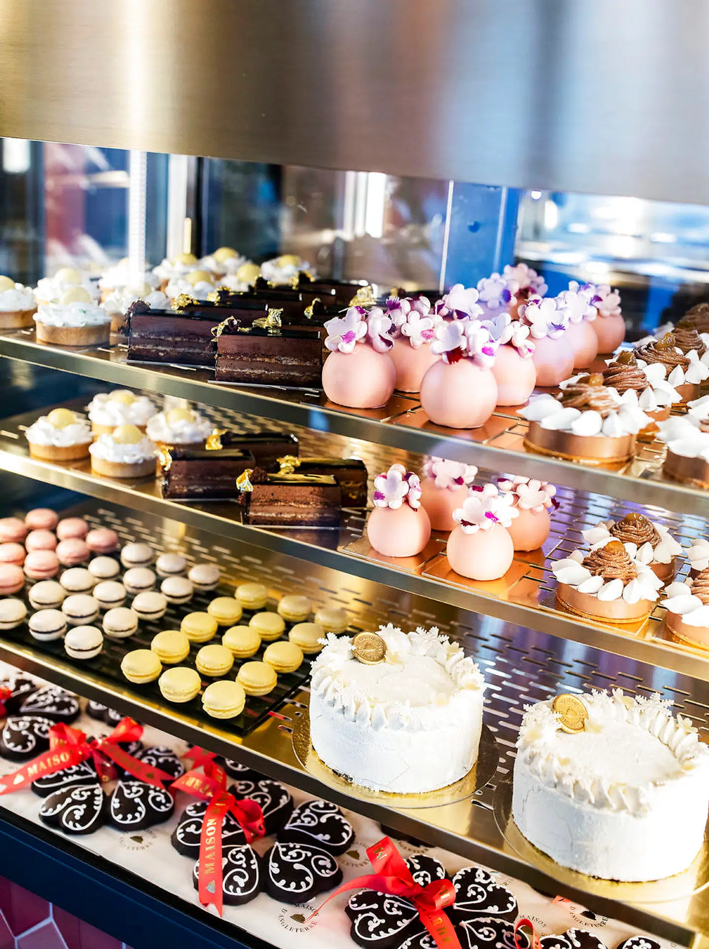 Hotel d'Angleterre ansatte for nylig Freja Krarup som chefkonditor. Det er hende, der står bag kagerne, som man kan spise på stedet eller tage med hjem.