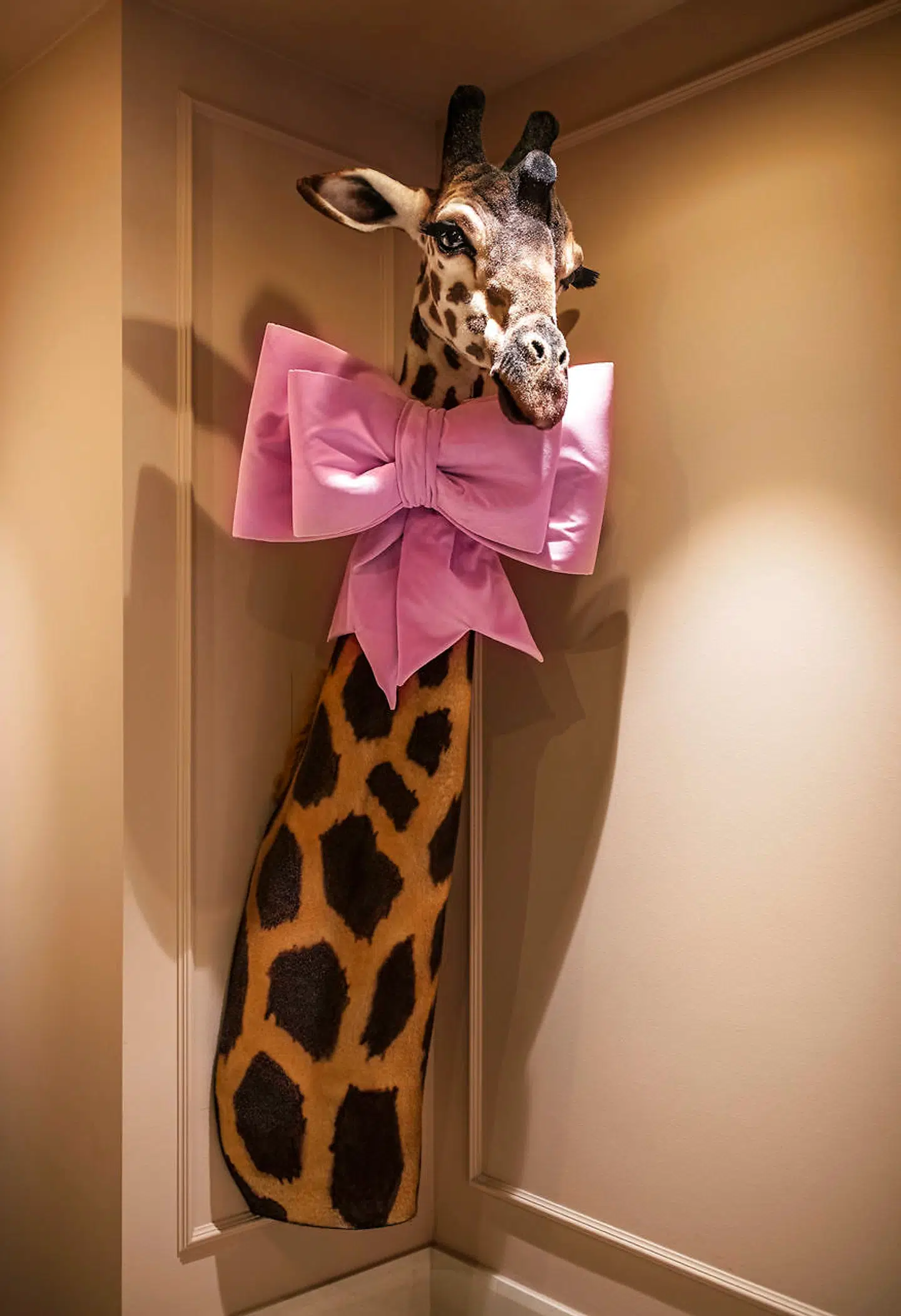 Det lyserøde går igen i hele butikken. Selv på giraffens sløjfe.