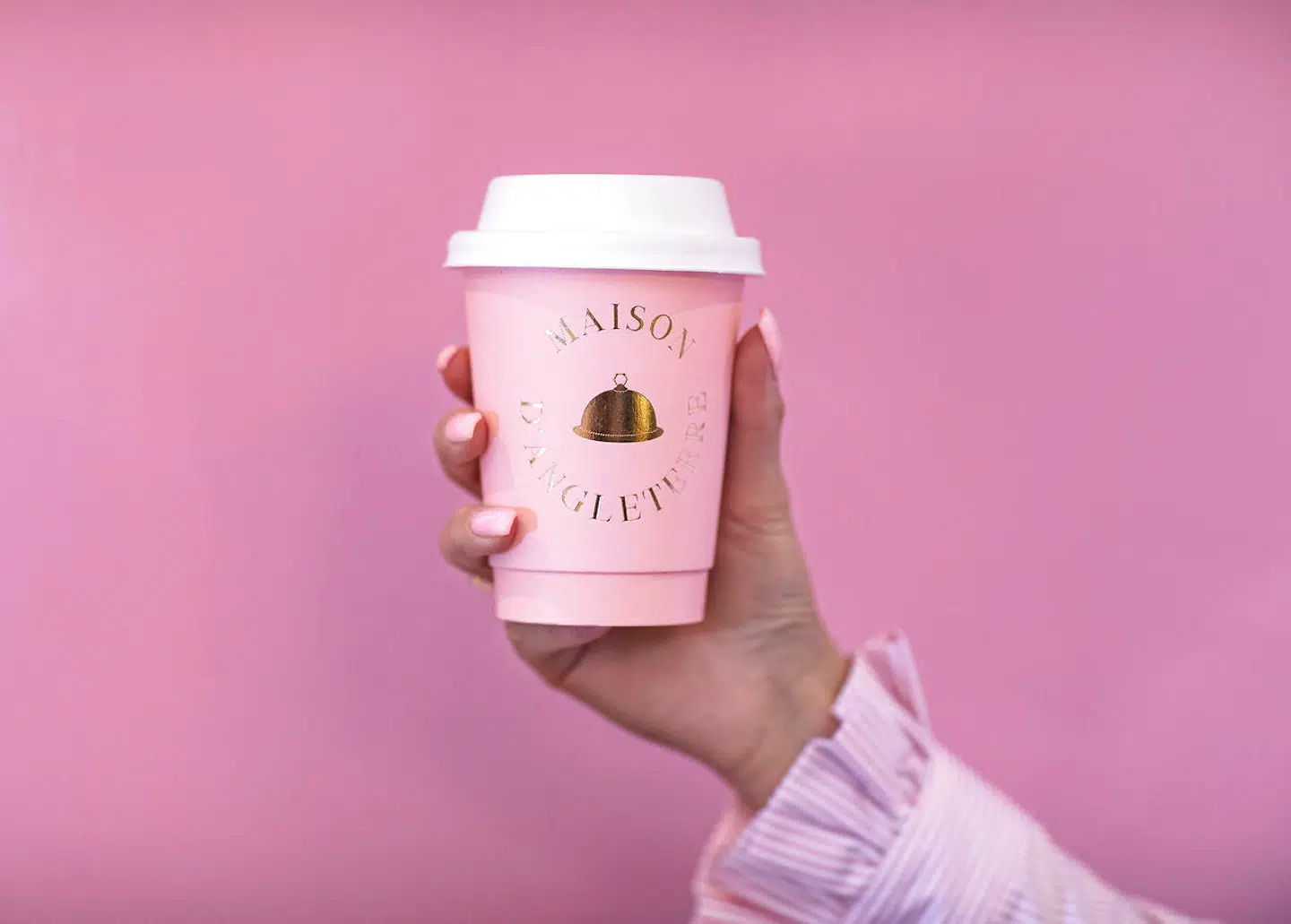 Lyserød er den gennemgående farve på Maison. Det gælder også kaffekopperne.