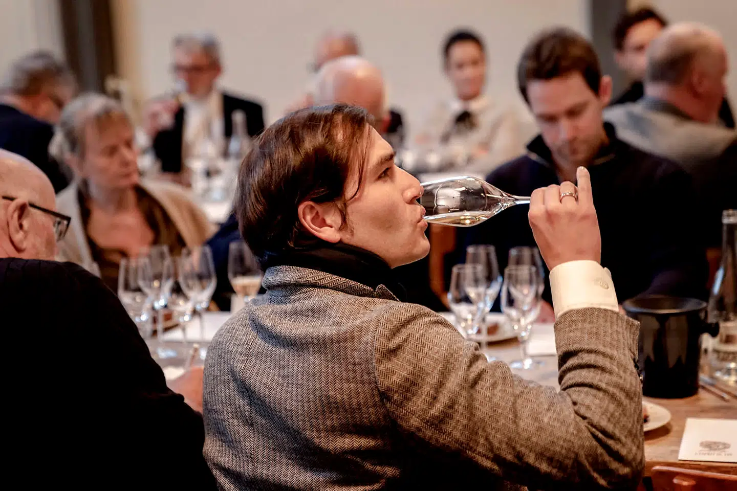 Ca. 60 personer var samlet på Charlottenborg for at smage champagnerne fra klodens mest feterede kultchampagneproducent, Selosse.