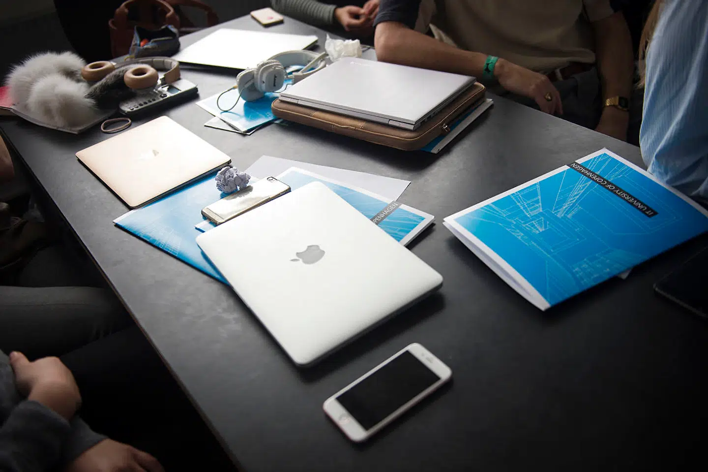 »På en måde kan jeg godt lidt tanken. Slut med anvendelsen af ekstremt klimabelastende computere i undervisningen. Slut med fjollede ekskursioner til fjerne egne af verden, der først og fremmest er morsomme at deltage i, men ikke har noget fagligt indhold. Og i stedet ind med blyant og papir og fordybelse i litterære værker, der udvider forståelsen for den verden vi lever i,« skriver Henrik Dahl.