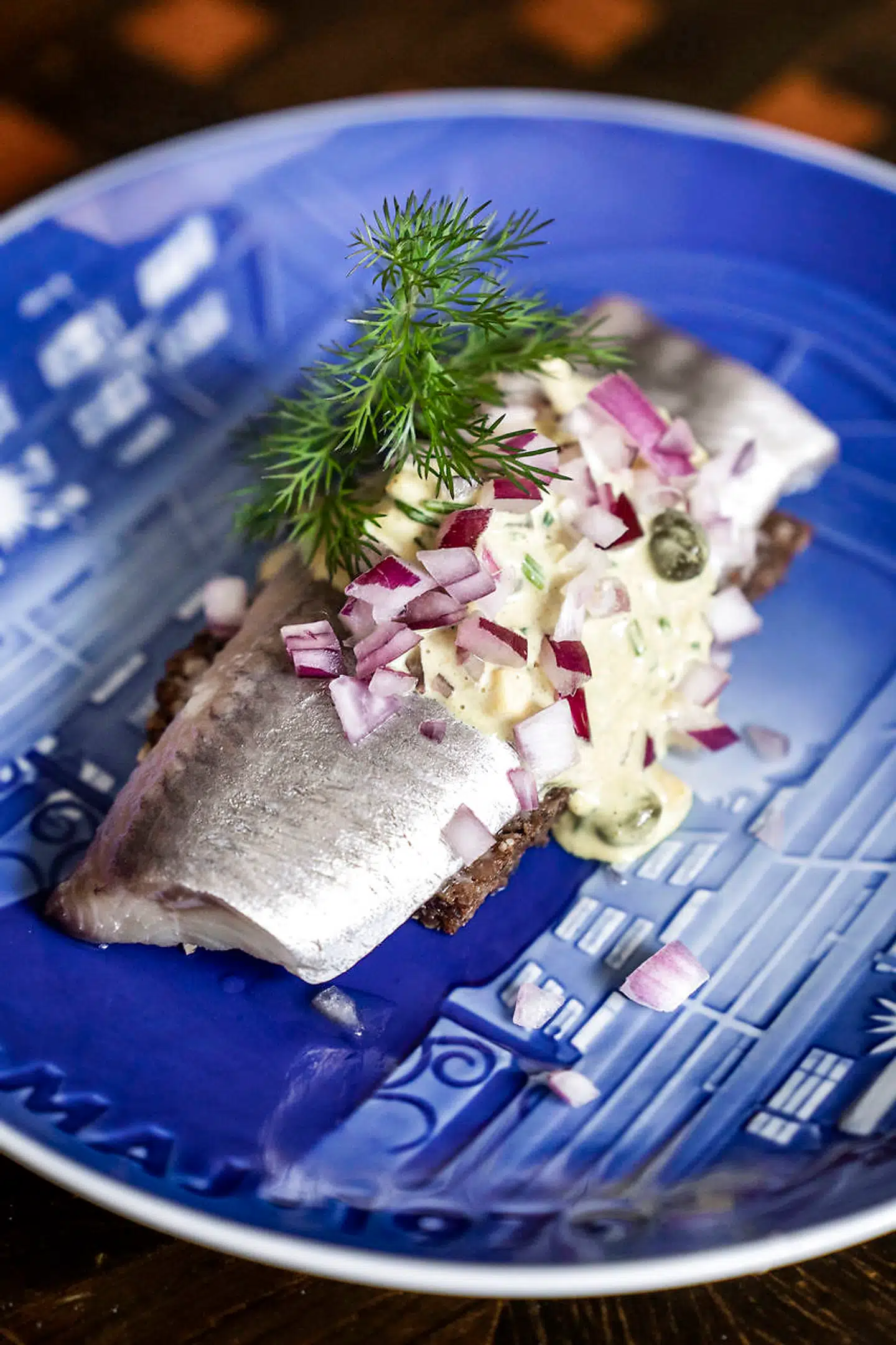 På Restaurant Gilleleje har den marinerede sild med karrysalat en let og frisk smag, og selve fileten har et fint bid.