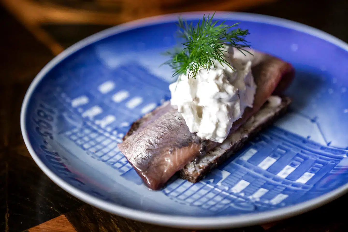 Enkel og velsmagende kryddersild marineret i cognac og jordbær, serveret på juleplatter i anledning af december.