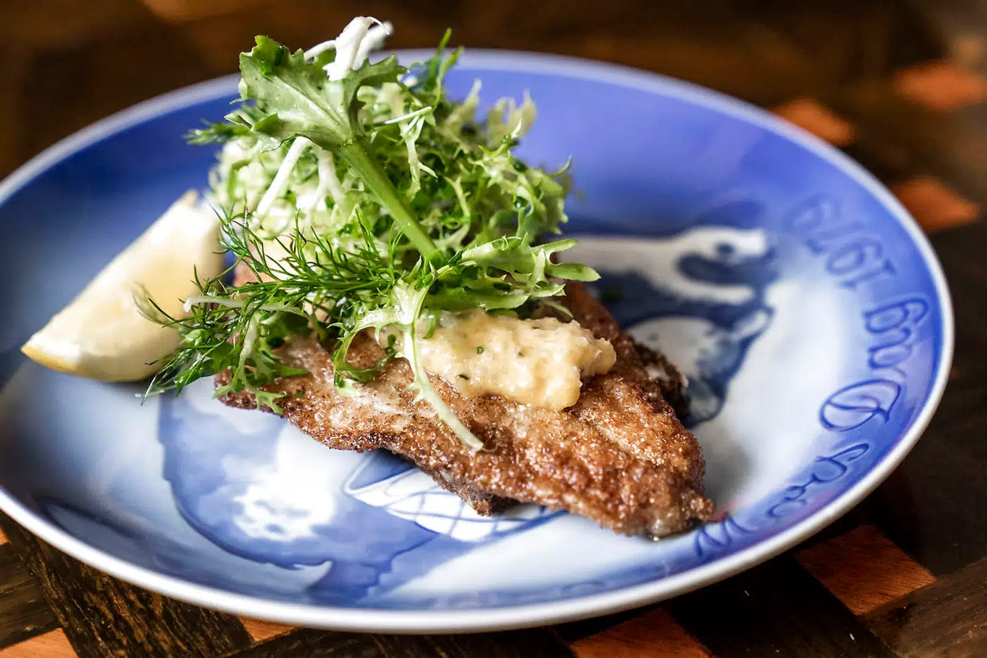 Restaurant Gillelejes smørstegt rødspættefilet med remoulade. En sand frokostklassiker, der ikke laves bedre mange andre stedet i Dronningens København.