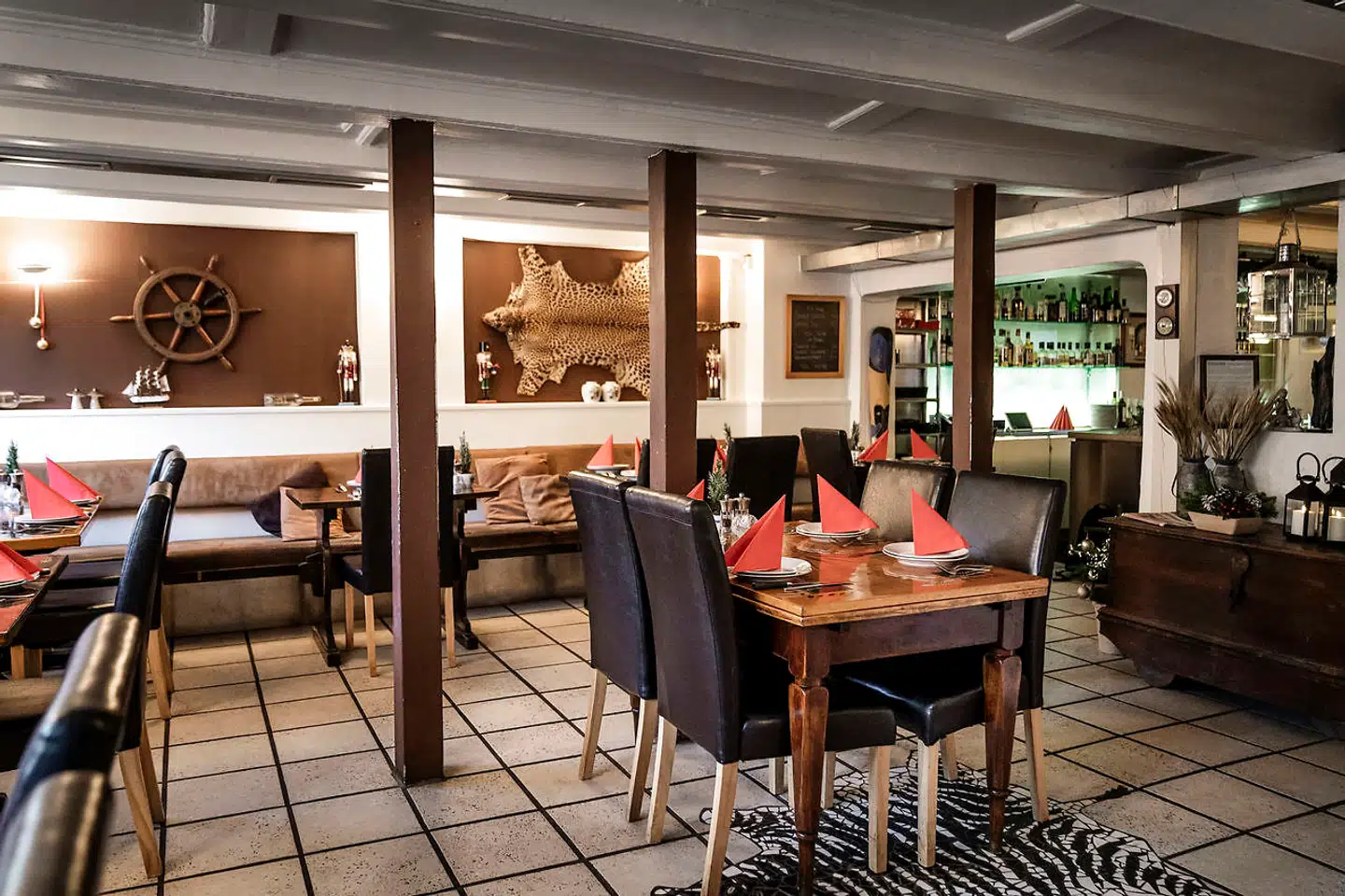 Restaurant Gillelejes akilleshæl er indretningen. Man har ingen oplevelse af at sidde et sted med en gammel og autentisk københavnerhistorie. Det er ærgerligt, da man på nær et par enkelte souvenirs og enkelte borde ikke fornemmer nogen unik stemning eller ånd på stedet.