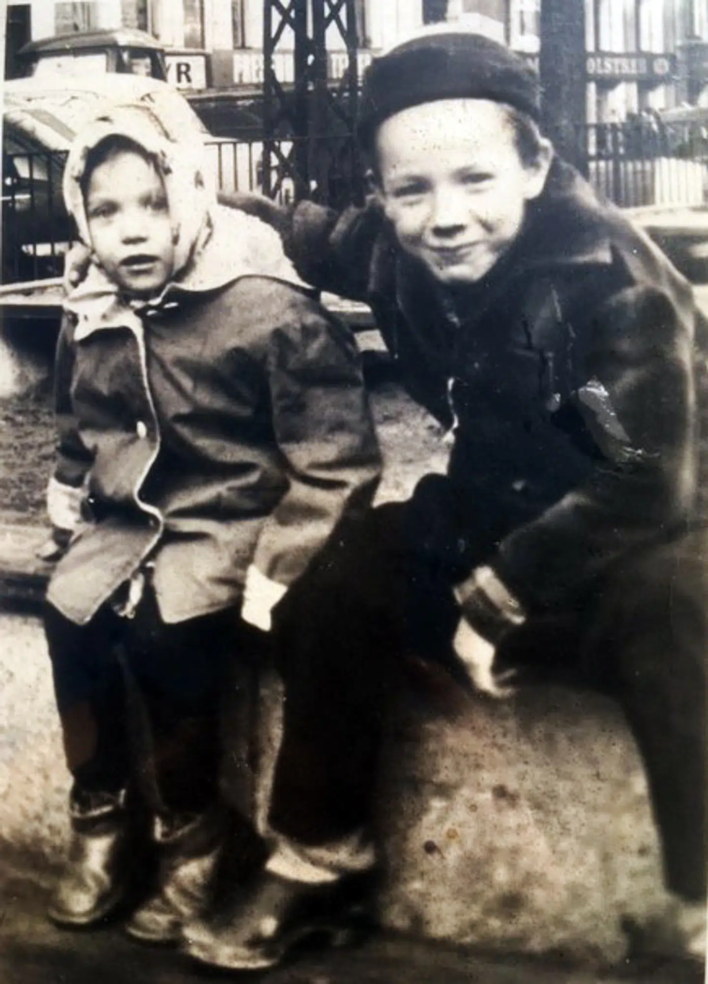 Suzi og hendes bror fotograferet på Blågårds Plads, hvor de ofte legede. Broderen var lidt af en fræk gadedreng, som man tydeligt kan se. Illustration fra bogen.