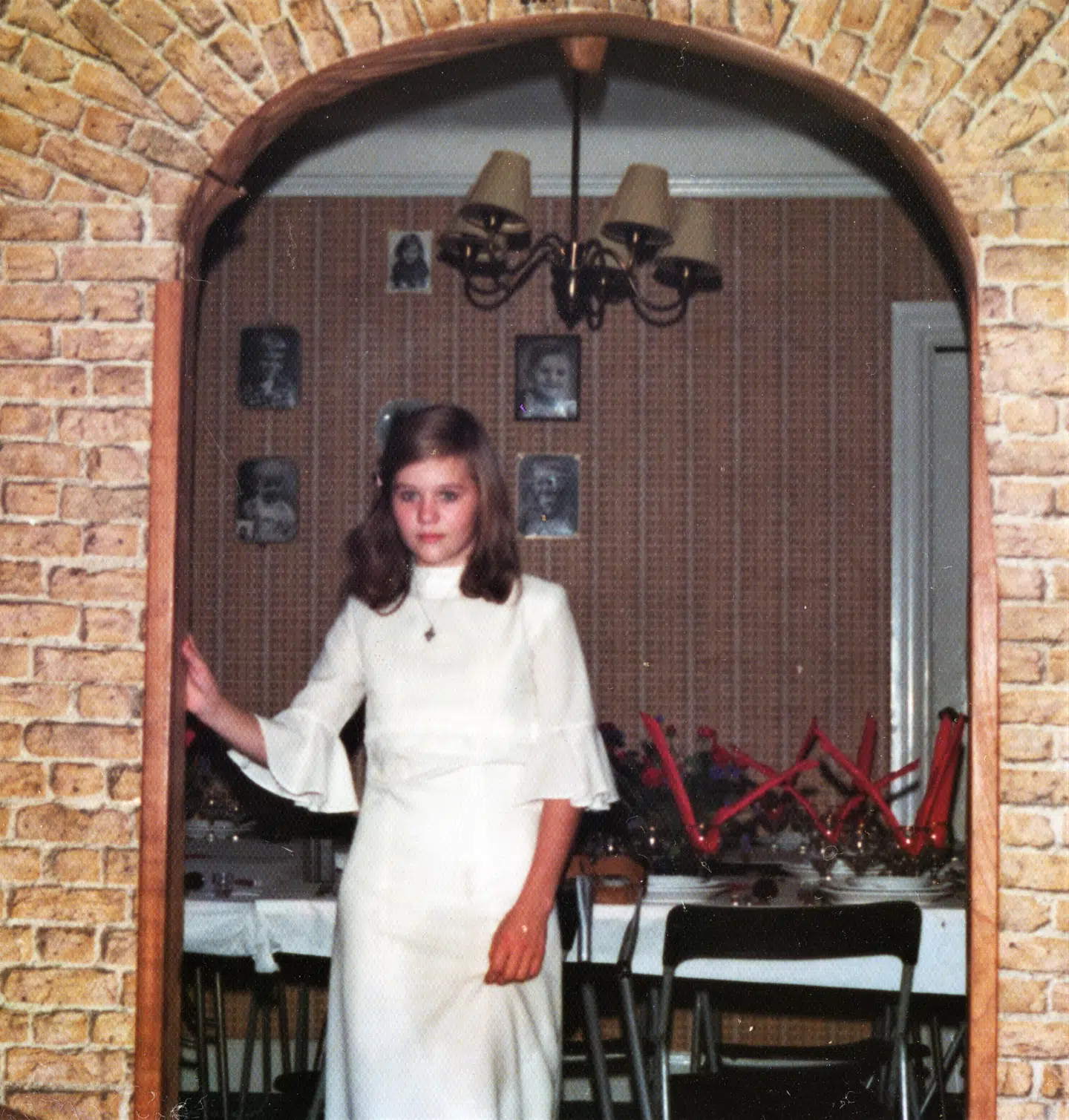 Suzis konfirmation. Suzi var ikke døbt og blev borgerligt konfirmeret. Illustration fra bogen.