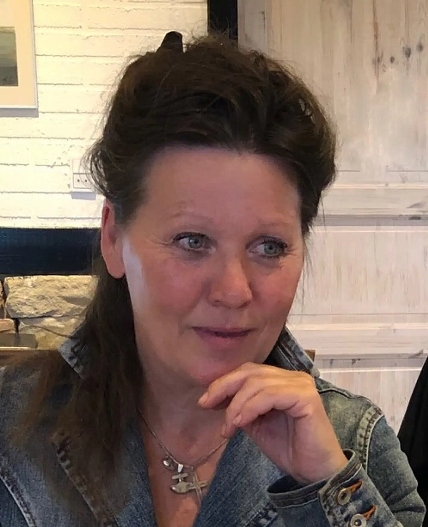 Suzi Elena Apelgren, som hun ser ud nu. Hun har udgivet flere bøger, herunder »Fra Vestkysten til Østfronten – billeder af en forført nation« (2018) og »Post Traumatisk Sarajevo Disorder – dagbog fra Sarajevo« (2020).