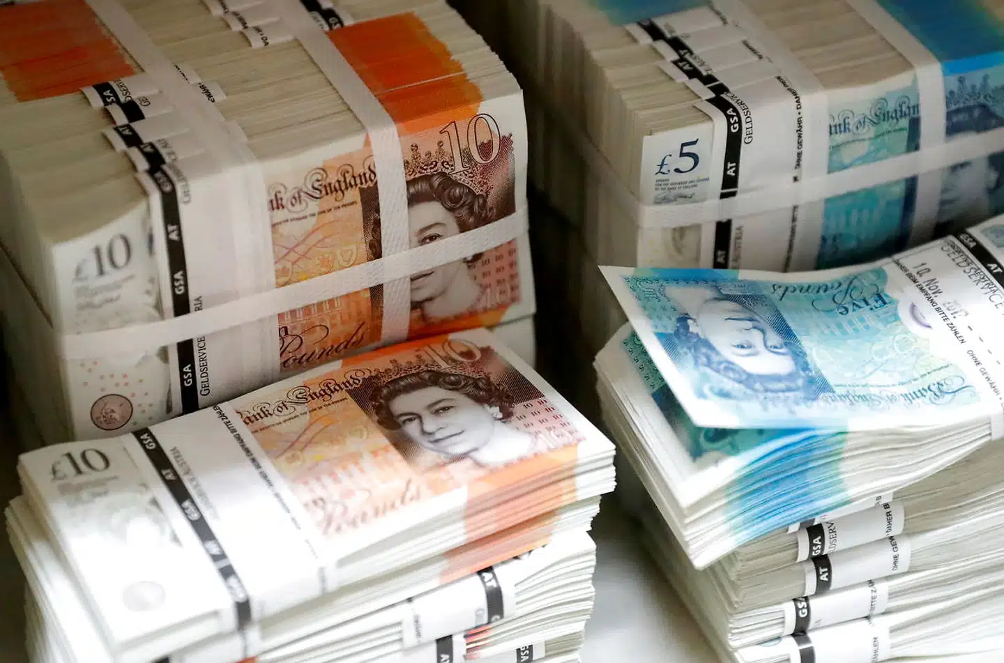 Pundet steg efter Bank of England overraskende satte renten op.