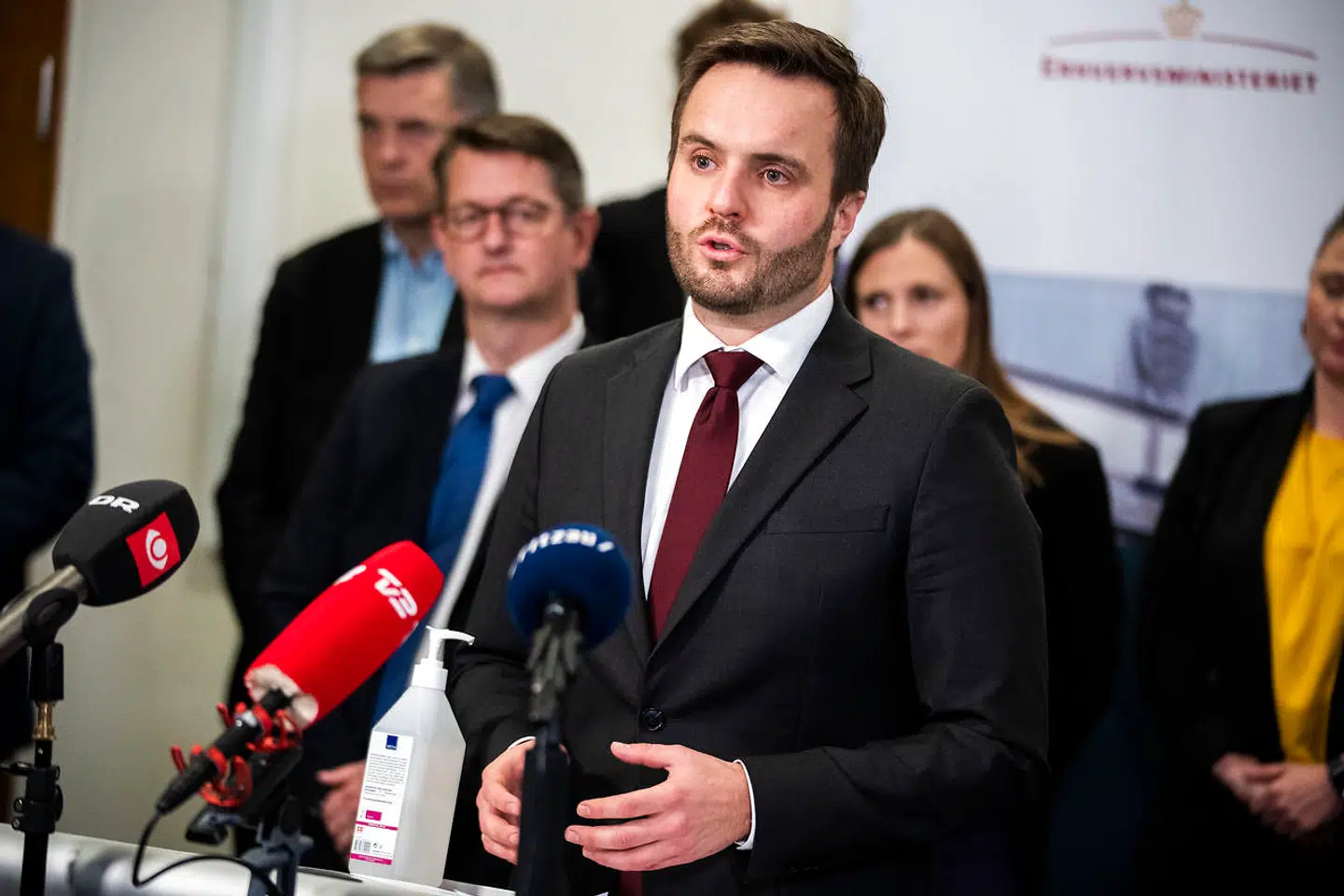 Nye hjælpe- eller kompensationspakker er på vej til erhvervslivet på grund af nye restriktioner. Det er erhvervsminister Simon Kollerup (S) og Folketingets partier blevet enige om. I den ny landerapport for Danmark roser OECD den danske krisehåndtering under coronakrisen. Det har været med til at gøre, at den danske økonomi sætter nye rekorder, fremhæver finansordfører og politisk ordfører for Socialdemokratiet, Christian Rabjerg Madsen.