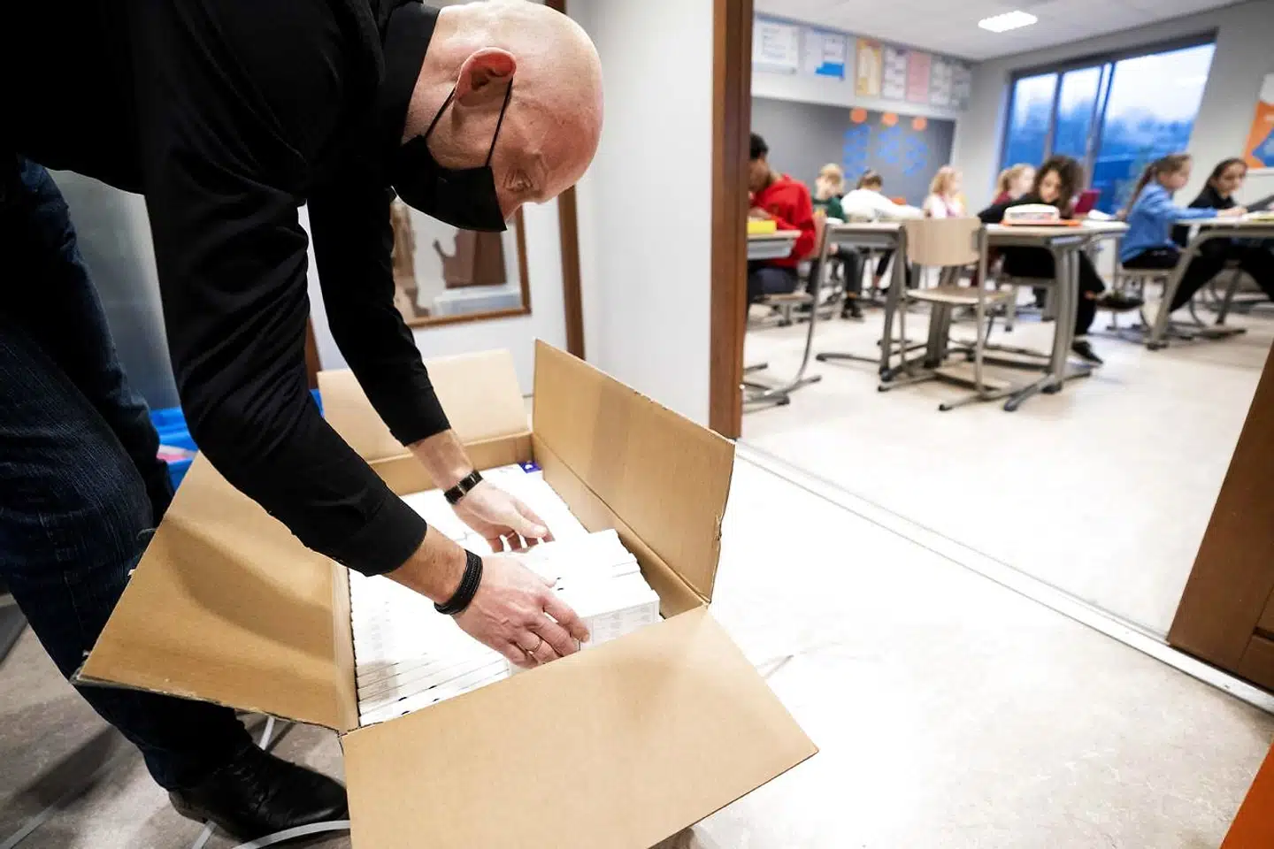 Skolebørnene er lige blevet sendt hjem. Inden regeringen og det øvrige Folketinget begynder at tale om nye restriktioner, bør man vente og se, hvordan de allerede indførte restriktioner virker. Det fremhæver SMVdanmark, der opfordrer til en helt ny strategi for hjemmetest, som ifølge organisationen er både billigere og mere effektiv.