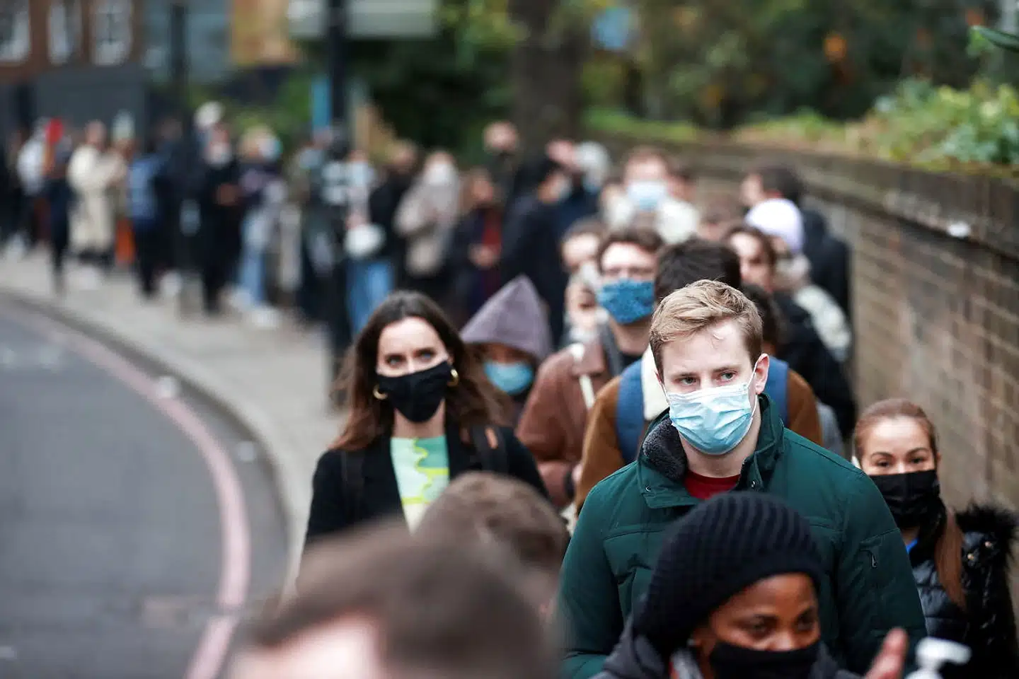 Borgere i kø ved et vaccinationscenter i London 14. december. Ligesom i Danmark vurderes omikronvarianten nu at stå bag cirka halvdelen af al coronasmitte i den britiske hovedstad.