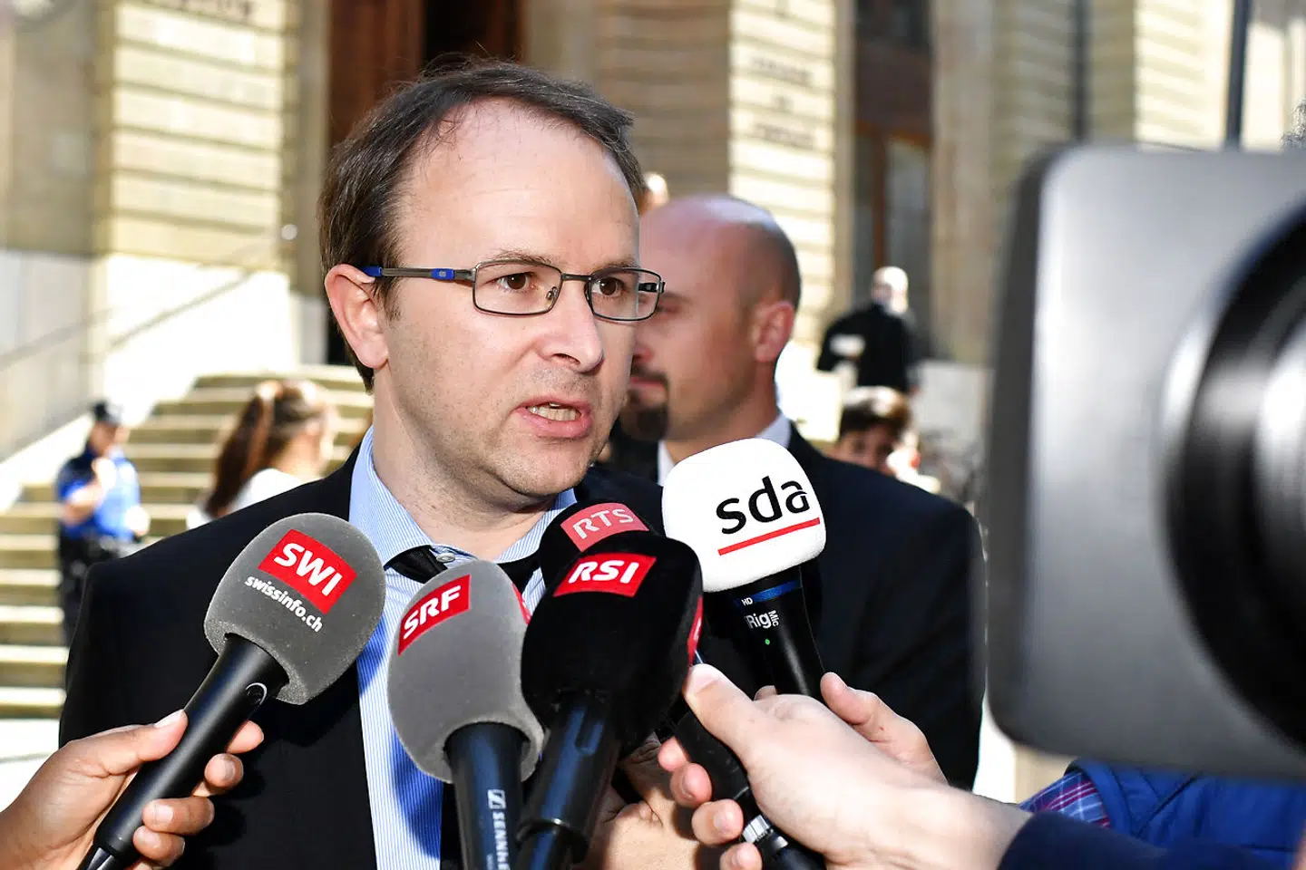 Yves Bertossa, der står i spidsen for anklagemyndigheden i den schweiziske by Genève, har i tre år ledt efter beviser mod Juan Carlos. Og selvom han på ingen måde er overbevist om ekskongens uskyld, må han erkende, at det ikke er lykkedes at finde beviserne.