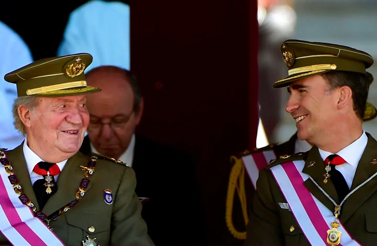 Julen er som bekendt hjerternes fest, og vil vi snart se Spaniens nuværende kong Felipe (th.) og hans fader og forgænger sammen igen? Juan Carlos har fået et godt argument for at gennemtrumfe sin hjemvenden fra eksilet i De Arabiske Emirater.