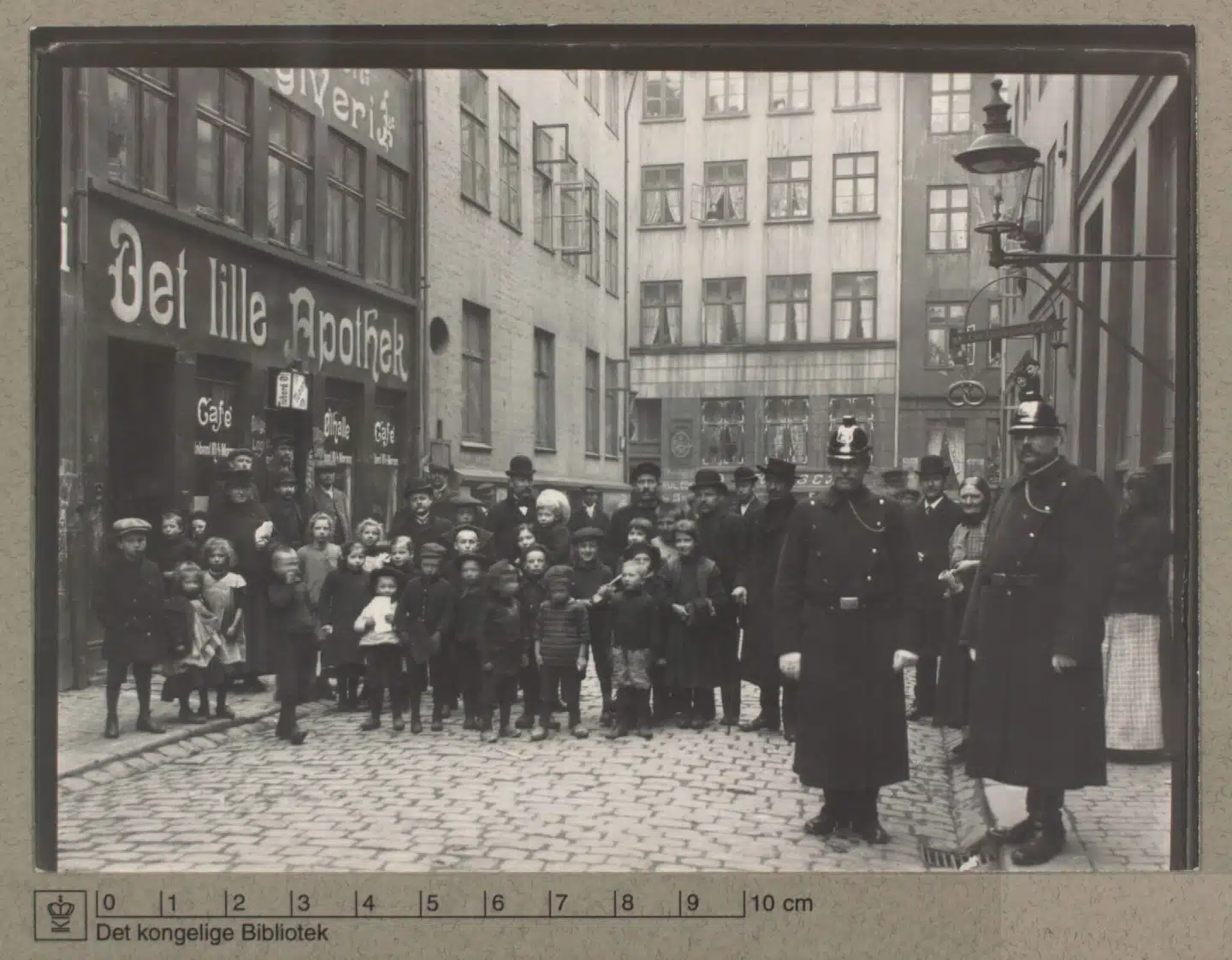 Mange jødiske immigranter bosatte sig i slumområdet i Brøndstræde-kvarteret. Garbi Schmidt kalder det Danmarks første ghetto. Det er ikke rigtigt, idet jøder i 1700-tallet bosatte sig i Læderstræde-kvarteret, som må kaldes den første ghetto. Fotografiet er fra 1908.
