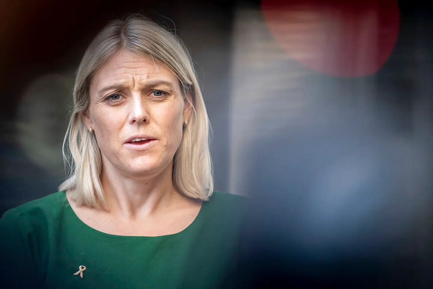 Forsvarsminister Trine Bramsen (S) skylder at forklare, »hvorfor hun ikke tidligere reagerede på, at der var en voksende konflikt« mellem Forsvarets Efterretningstjeneste og Tilsynet med Efterretningstjenesterne, skriver Pierre Collignon i denne leder.