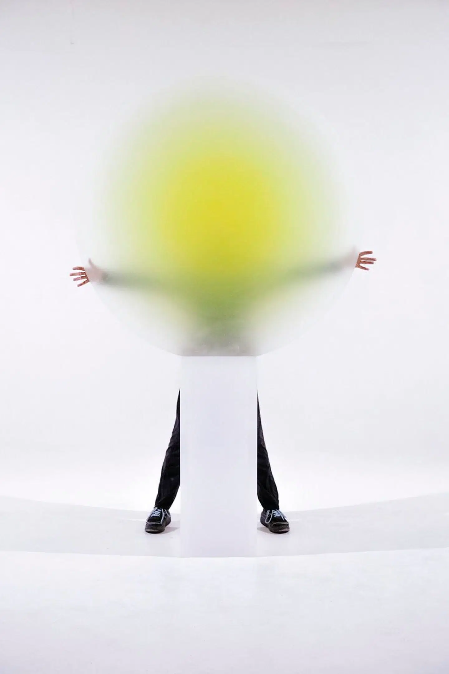 Helen Pashigian var en af de første Light and Space-kunstnere, der begyndte at arbejde i epoxy. Det var i 1969. Blandt hendes seneste værker, fra 2020, er hendes citrongule lyslinse, der får rummets lys til at stige og sænkes i intensitet og antage en hypnotisk og andægtig stemning.