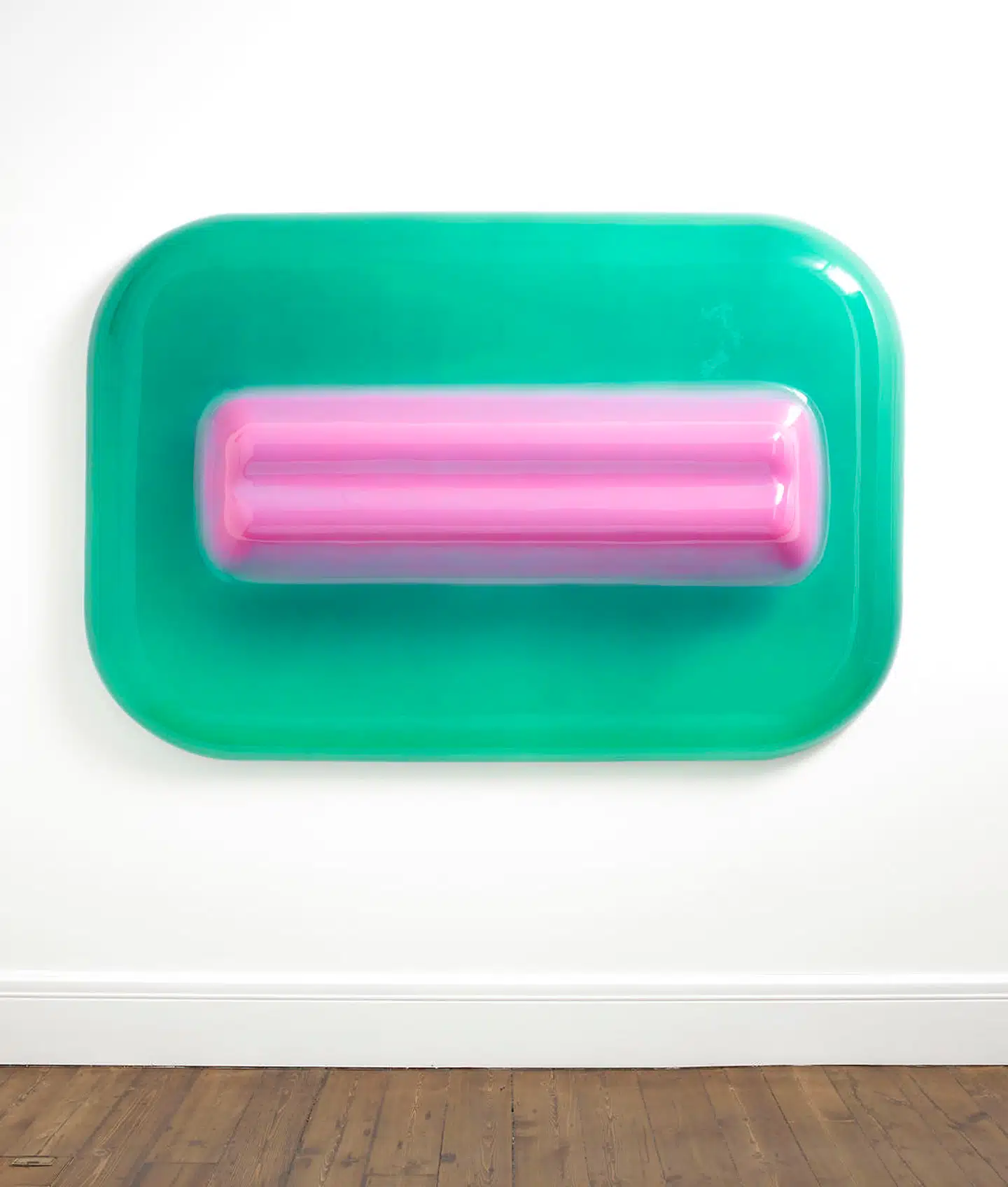 En del af Craig Kauffmans »Wall Relief« fra 1967/2008. I hans værker går Light and Space-bevægelsens brug af industrielle materialer igen – sat sammen med en Hollywood - og næsten slikagtig æstetik.