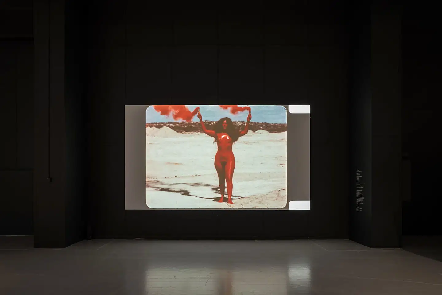 I 1968 begyndte Judy Chicago at arbejde med fyrværkeri og ildblus, som i hendes »Women and Smoke, California« fra 1971-1972, der er projiceret op på en enorm skærm i CCs hal.
