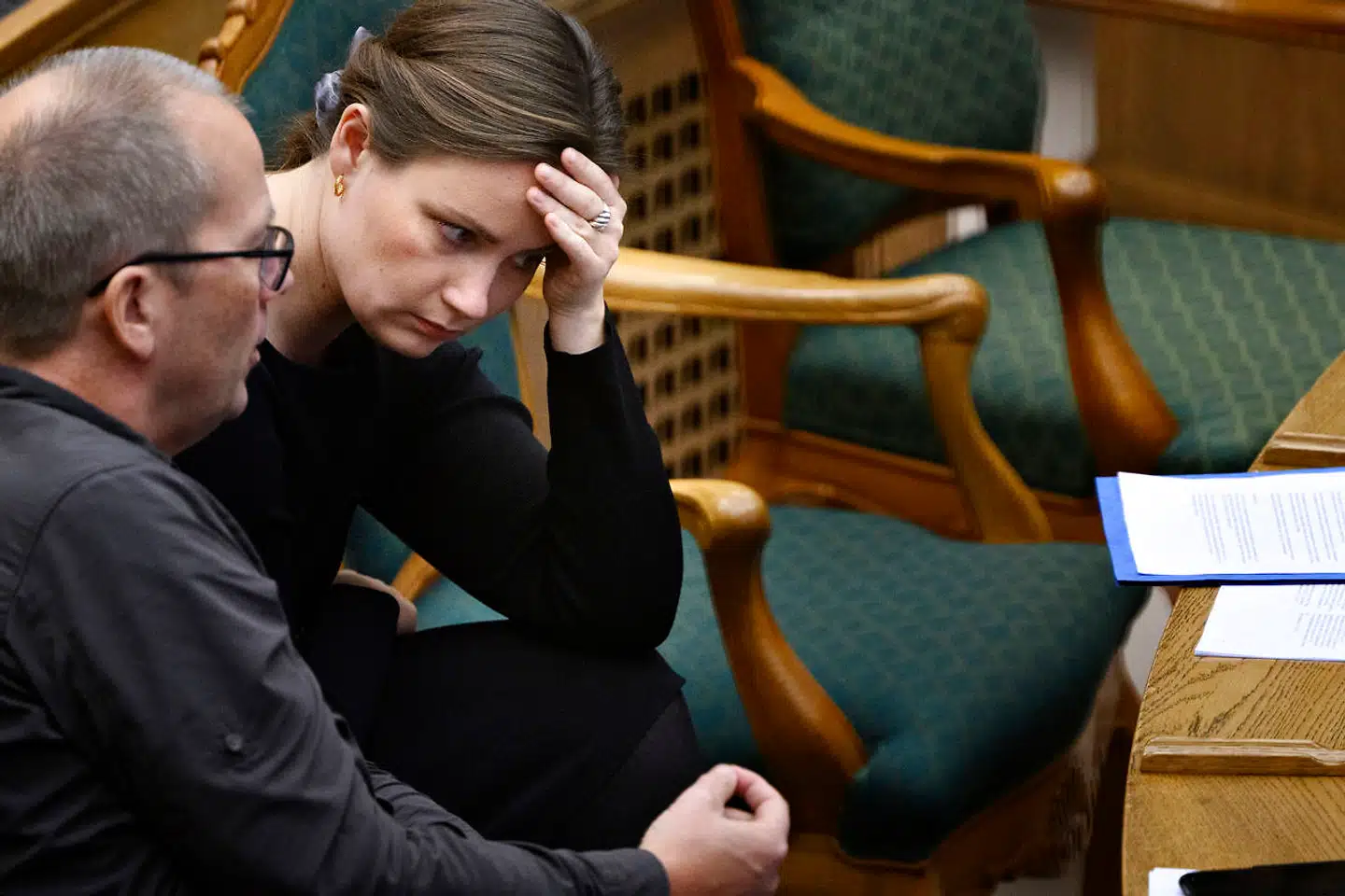 Mai Villadsen (EL) og Peder Hvelplund (EL). Ifølge Hvelplund er der ikke behov for yderligere restriktioner lige nu, selvom smitten er på sit hidtil højeste. Det kan dog ændre sig.