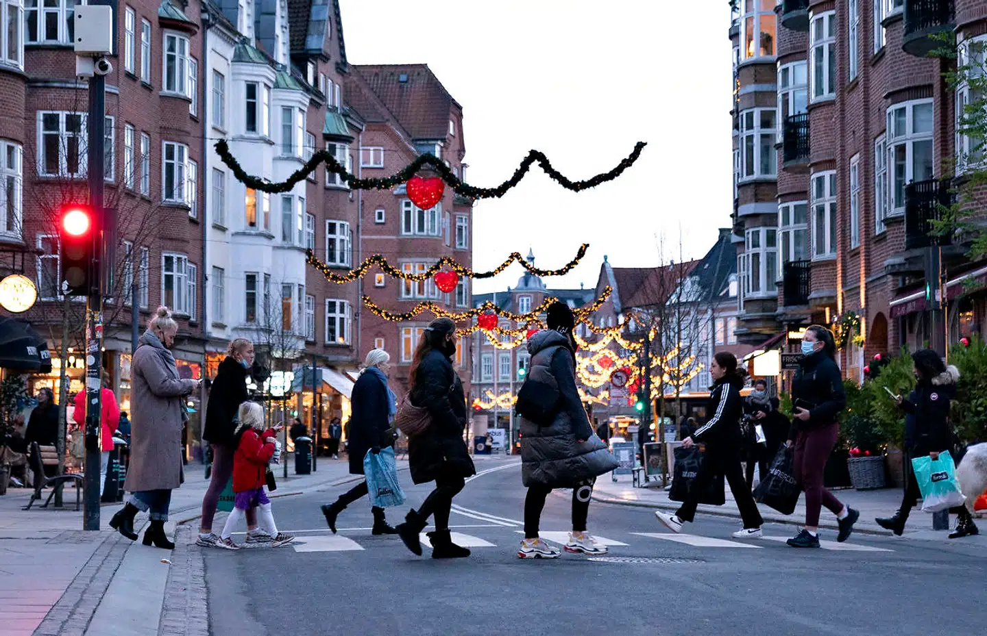 Danskerne havde skruet deres forventninger til juleindkøbet meget højt op. Men forsyningskrisen vil ramme danskernes julehandel på to måder. Det mener både forbrugerne og virksomhederne ifølge ny undersøgelse.