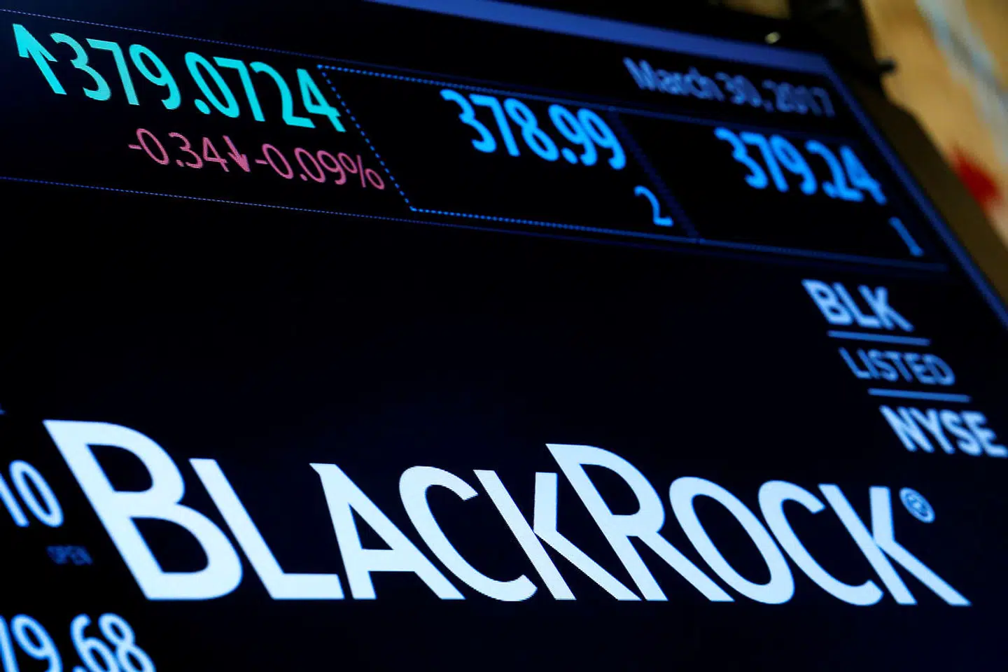 BlackRock forventer, at vi får endnu et år med gevinster for aktier, men tab for obligationer. Renter stiger, når obligationerne falder i pris.