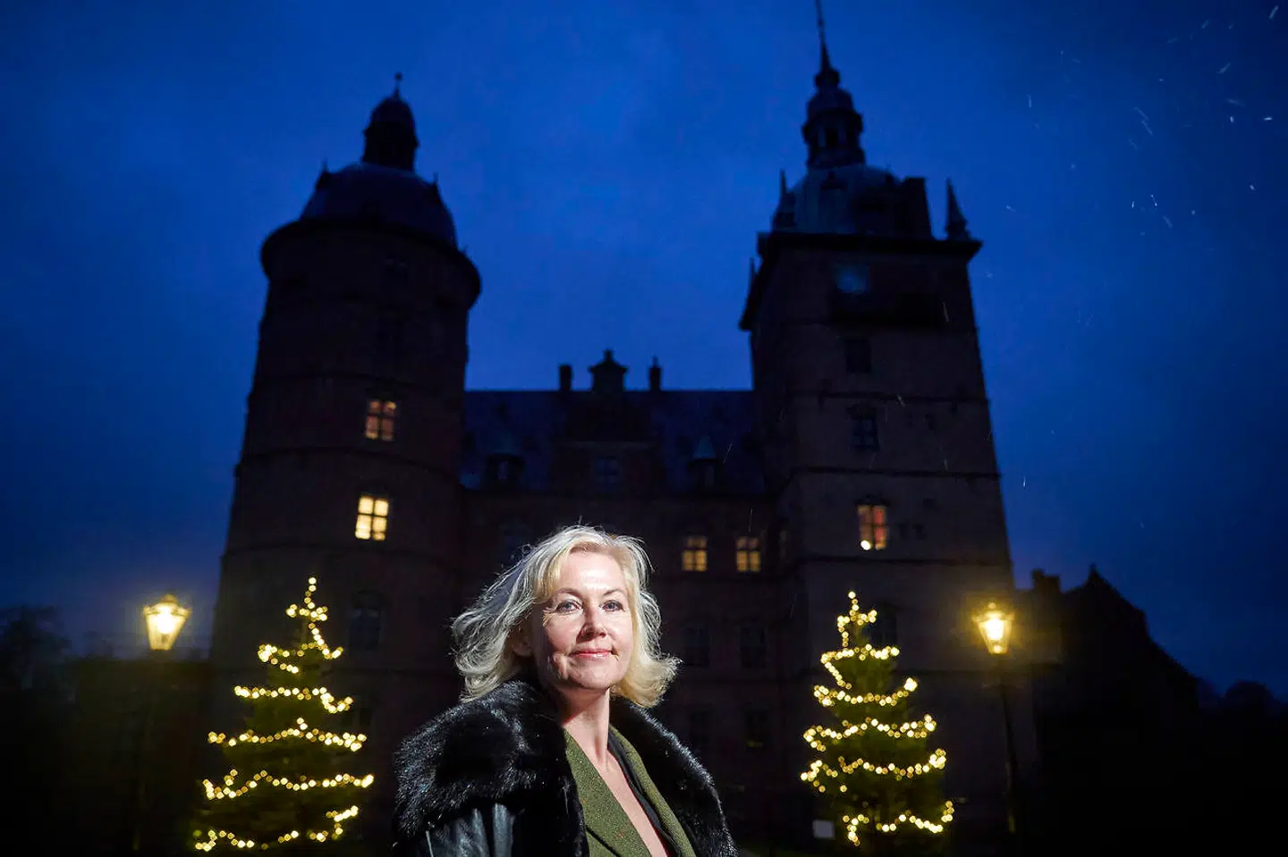 Forfatter og læge, Anne-Marie Vedsø Olesen bor på Vallø Slot ved Køge. Hun skal fejre jul sammen med sin familie, hvor alle er vaccinerede undtagen børnene. De børn, der er over 11 år, og som er med juleaften er også blevet vaccineret.