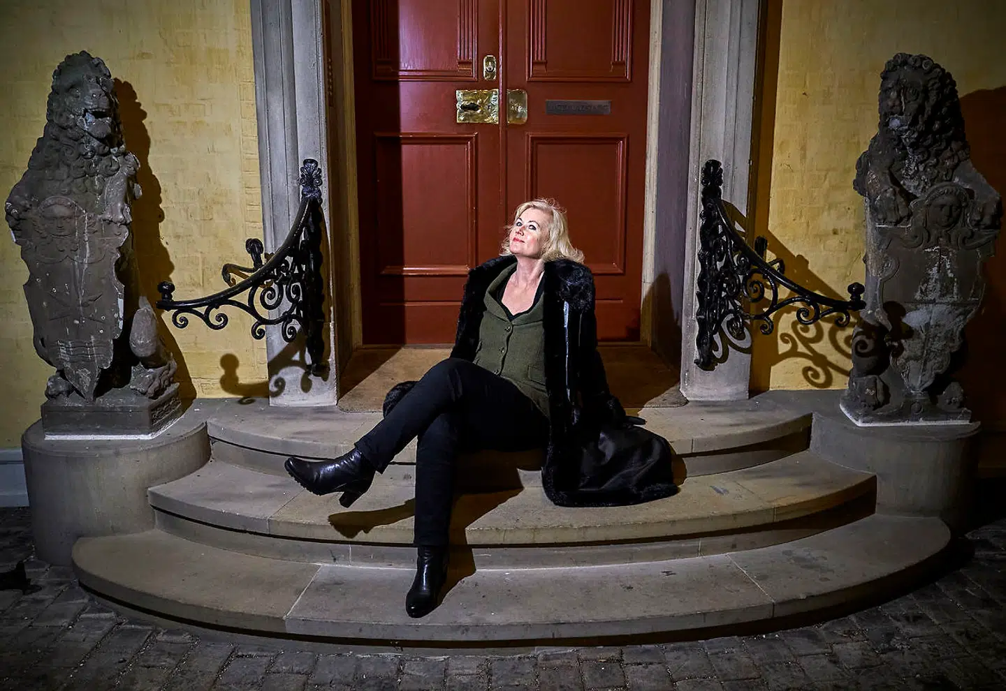 Forfatteren Anne-Marie Vedsø Olesen, der bor på Vallø Slot ved Køge, vil ikke være, hvad hun kalder for hysterisk og bede sine gæster om både at være vaccinerede og også komme med en frisk test.