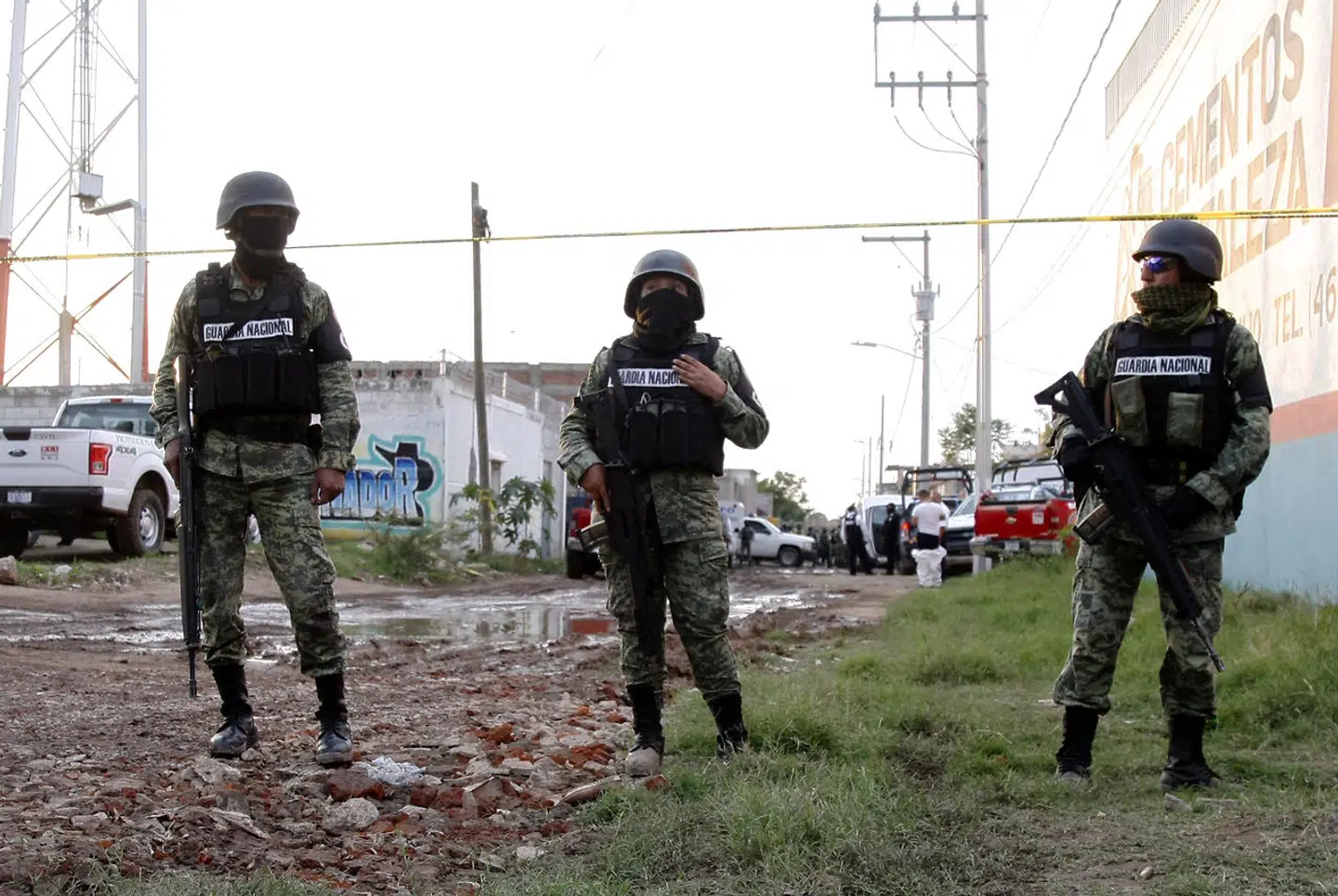 Soldater fra Nationalgarden holder vagt ved gerningsstedet efter sidste års angreb på et rehabiliteringscenter for narkomaner i den centrale delstat Guanajuato, hvor 24 blev dræbt.