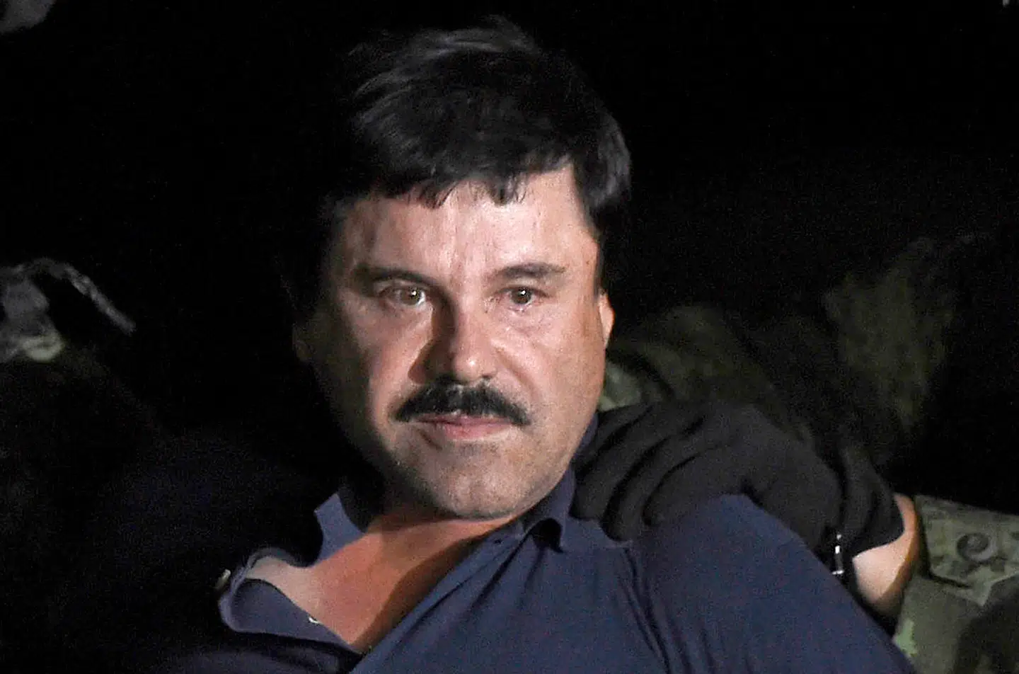 Joaquin »El Chapo« Guzman fotograferet, da han i 2016 for tredje gang blev anholdt af mexicansk politi. Han sidder nu på livstid i et topsikret amerikansk fængsel, der burde kunne stoppe nye flugtforsøg.