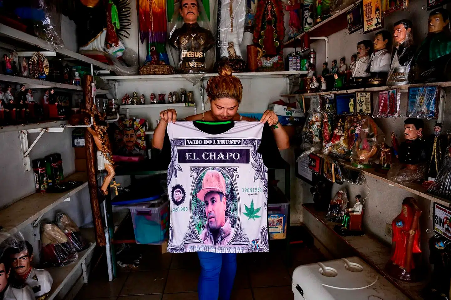 Mexicanske narkobosser er trods deres destruktive og ekstremt voldelige adfærd genstand for en nærmest religiøs persondyrkelse. Som her, hvor en butik sælger diverse former for »El Chapo«-merchandise i den nordvestlige by Culiacán.