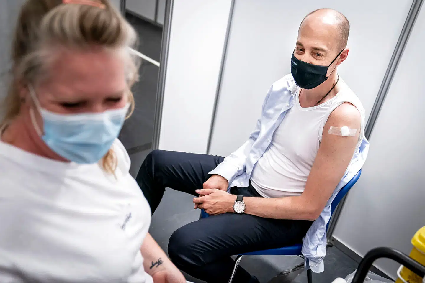 Sundhedsminister Magnus Heunicke blev vaccineret mod covid-19 i Ishøj mandag i juni. Dengang skulle der gå et halvt år efter andet stik, før man kunne blive revaccineret, så skulle der gå 5,5 måneder, mens Sundhedsstyrelsen nu tilbyder tredje vaccinestik 4,5 måneder efter andet stik.