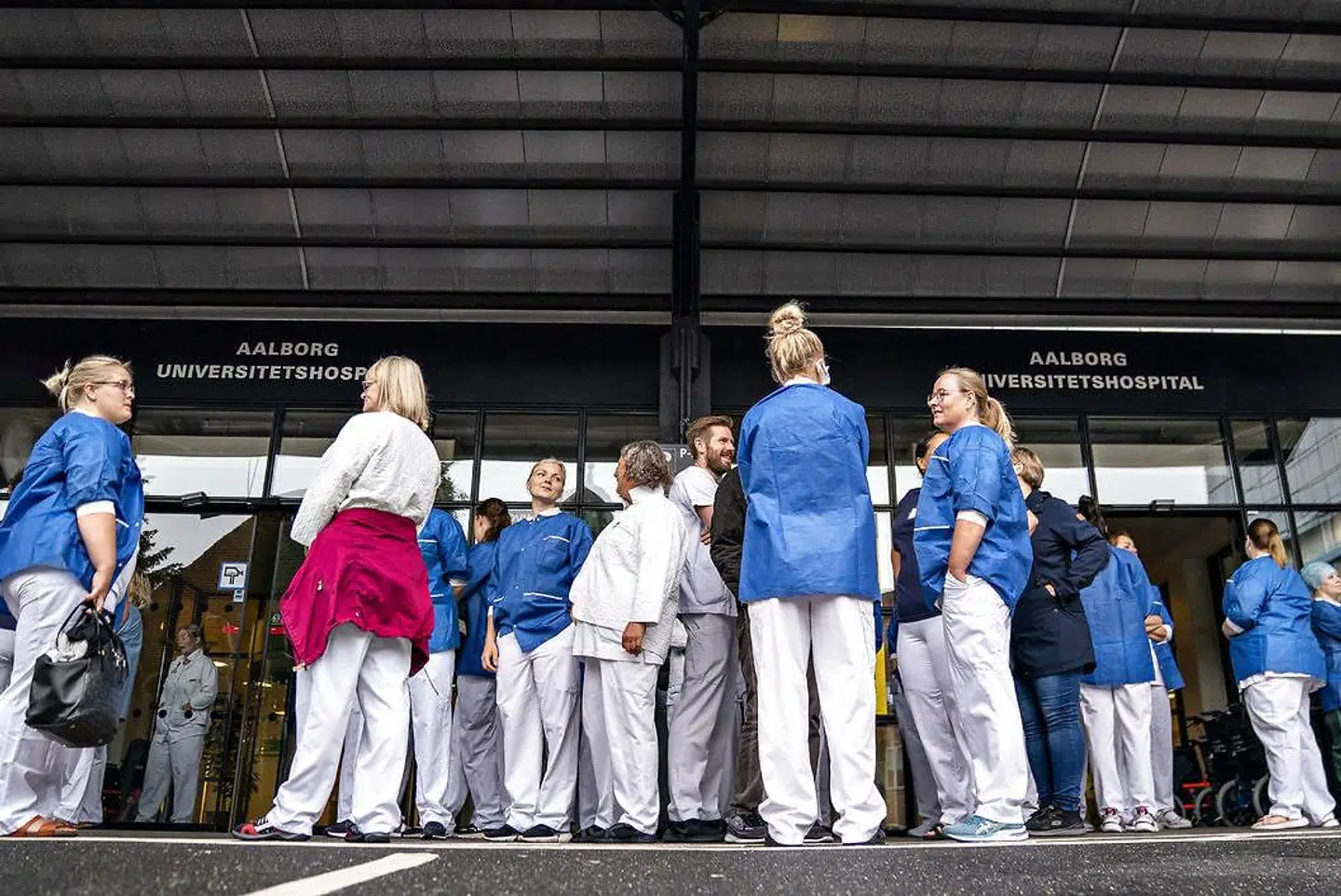 »Argumenter har dog ikke hjulpet, og vi er endt med en finanslov, der skal lokke lidt flere vagter ud af sundhedspersonalet,« skriver Asmus Leth Olsen.