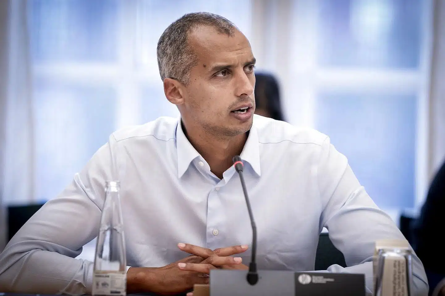 »Endelig er det vigtigt for regeringen, at et samarbejde med et tredjeland uden for EU bygger på en fælles erkendelse af, at migration skal reguleres bedre, og at flere flygtninge skal beskyttes. Vi ønsker ikke bare at deponere vores problemer et sted,« skriver Mattias Tesfaye.