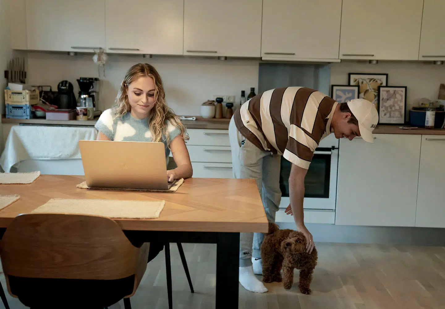 »Livet som selvstændig tager mange timer af dagen. Alene influencerdelen er mere end et fuldtidsjob. Vi skal komme på ideerne, udtænke det, producere det. Og så går der meget tid med mails, hvor der laves samarbejdsaftaler og forhandles priser,« forklarer Jasmin Lind, der her ses med sin mand, Mika, og hunden Baloo.